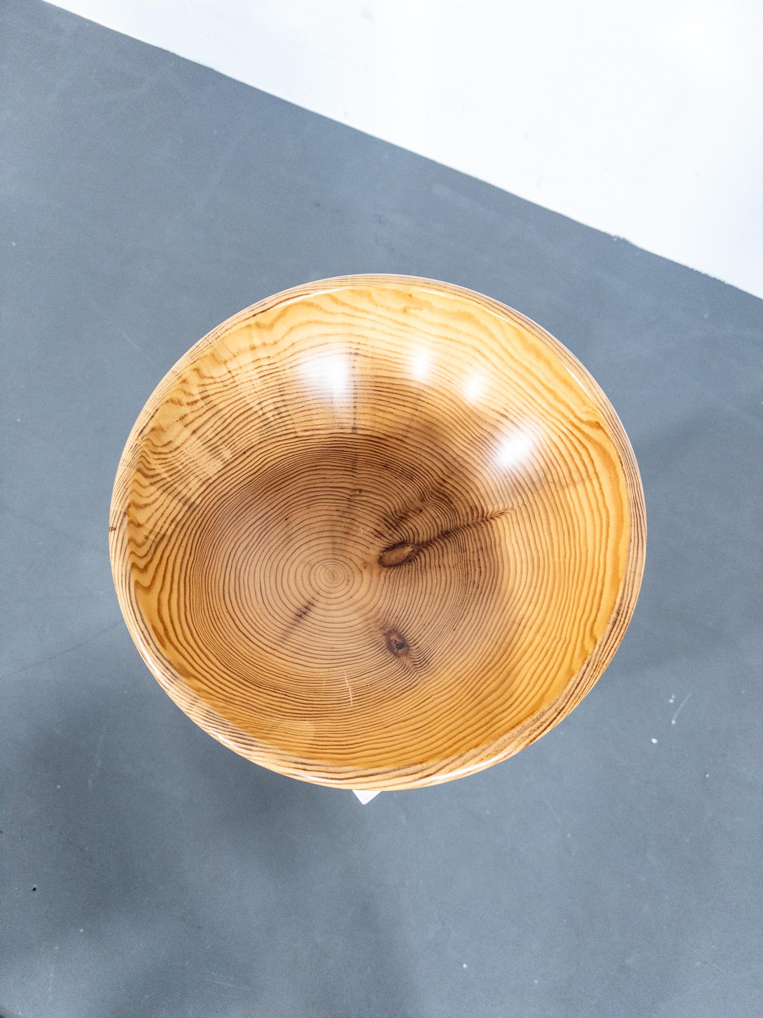 Cuenco escultórico de pino torneado de Oscar Johansson, Suecia mediados del siglo XX en venta
