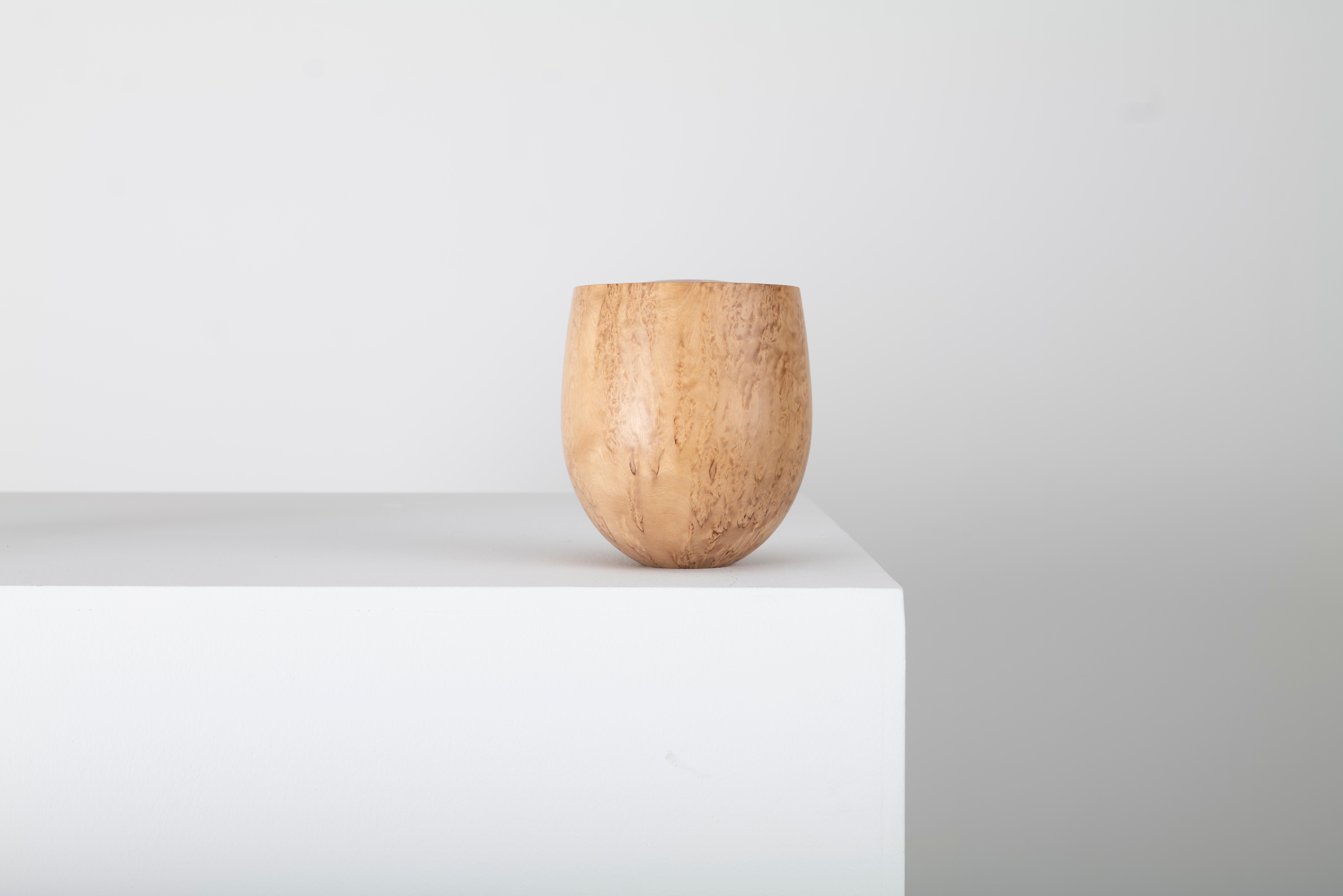 Minimalist Sculptural Turned String Vase by Master Craftsman Ray Key in Masur Birch 1990s For Sale