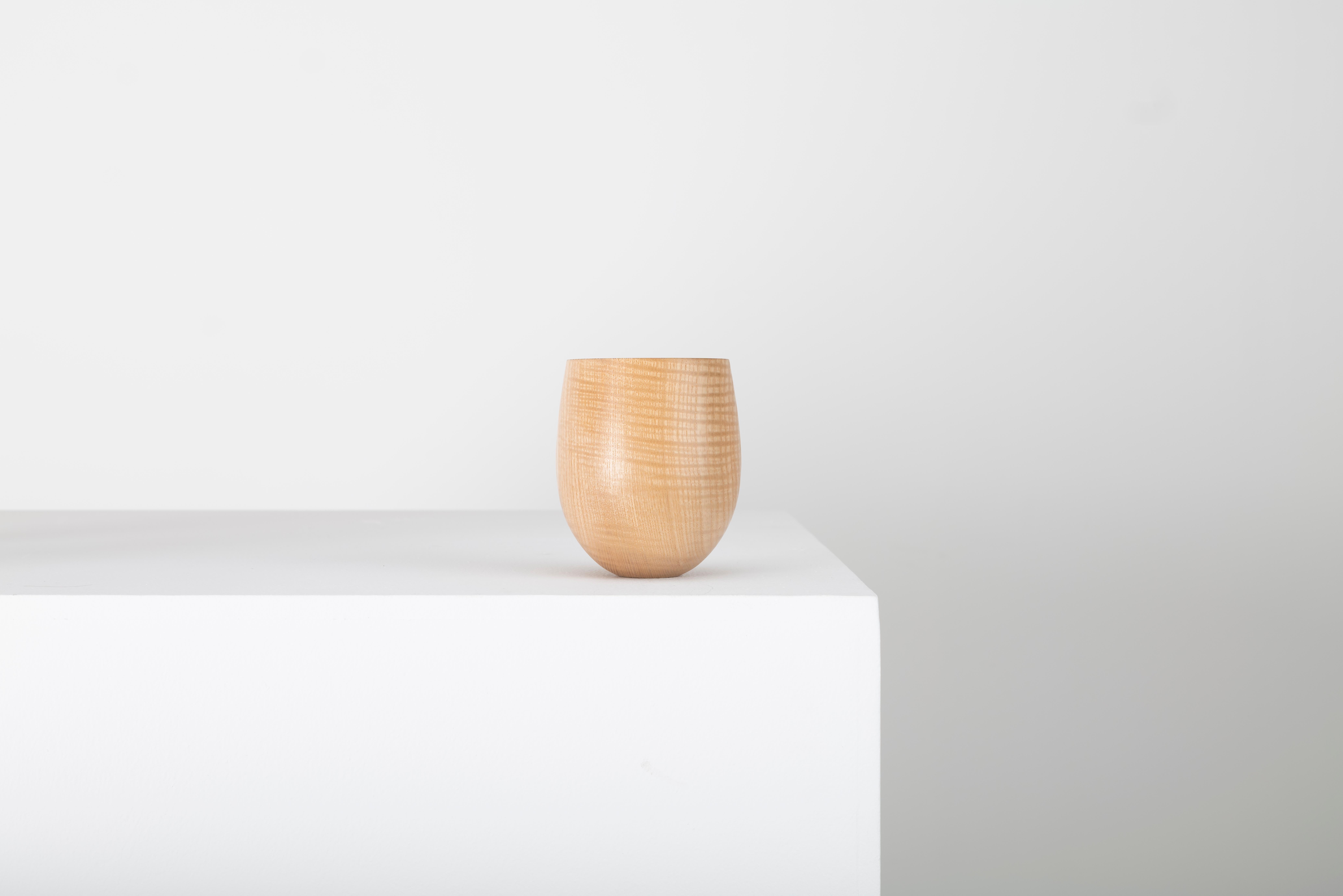 Minimalismo Vaso scultoreo a corda tornita del maestro artigiano Ray Key in frassino increspato anni '90 in vendita