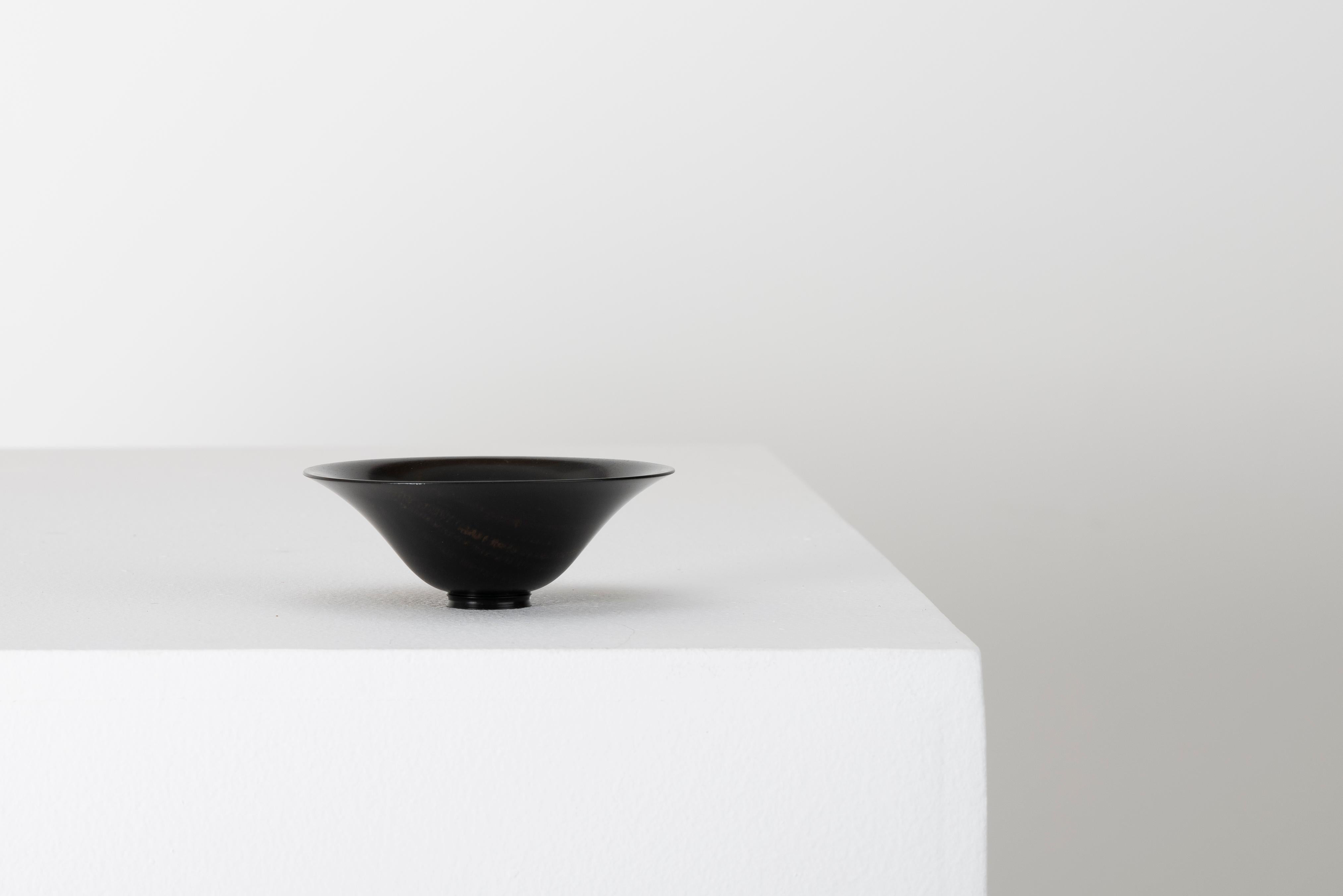 Nous avons en vente un bol en bois du maître tourneur Bert Marsh (1932-2011). Bert Marsh était l'un des plus grands tourneurs de bois de tous les temps. Ses pièces en bois sont comme de la porcelaine fine, délicates, sculpturales et d'une grande
