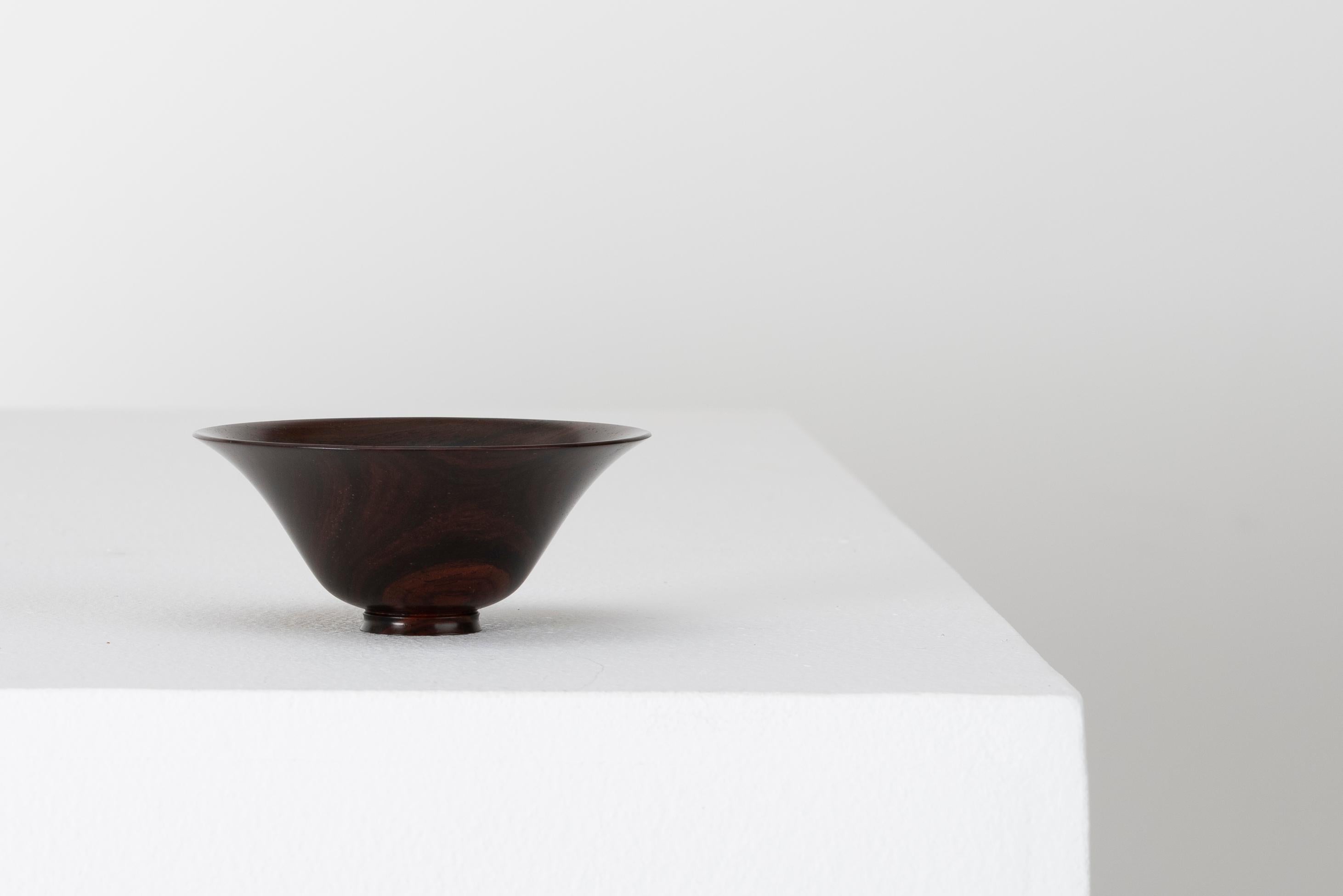 Nous avons en vente un bol en bois du maître tourneur Bert Marsh (1932-2011). Bert Marsh était l'un des plus grands tourneurs de bois de tous les temps. Ses pièces en bois sont comme de la porcelaine fine, délicates, sculpturales et d'une grande