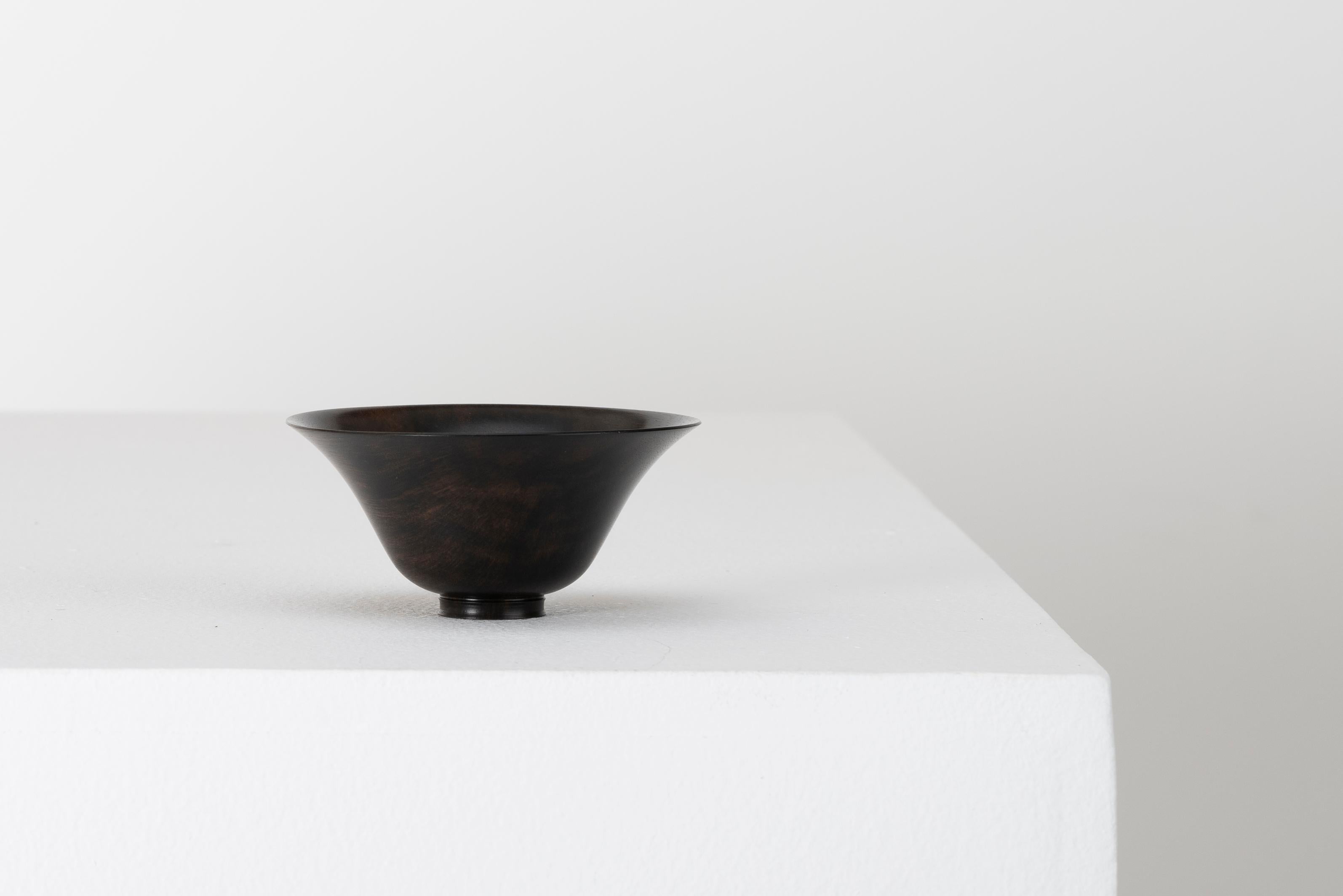 Nous avons en vente un bol en bois du maître tourneur Bert Marsh (1932-2011). Bert Marsh était l'un des plus grands tourneurs de bois de tous les temps. Ses pièces en bois sont comme de la porcelaine fine, délicates, sculpturales et d'une grande