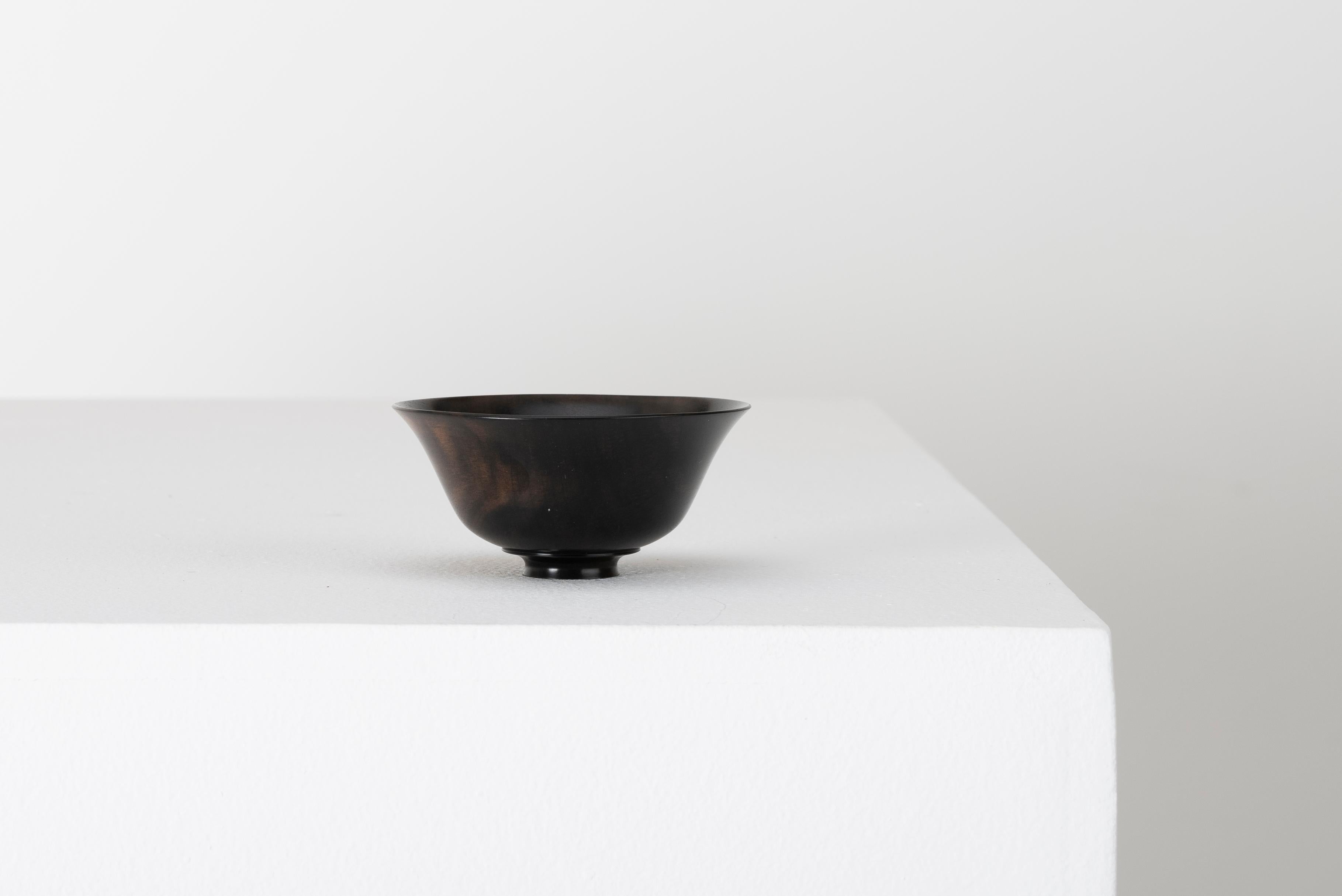 Nous avons en vente un bol en bois du maître tourneur Bert Marsh (1932-2011). Bert Marsh était l'un des plus grands tourneurs de bois de tous les temps. Ses pièces en bois sont comme de la porcelaine fine, délicates, sculpturales et d'une grande