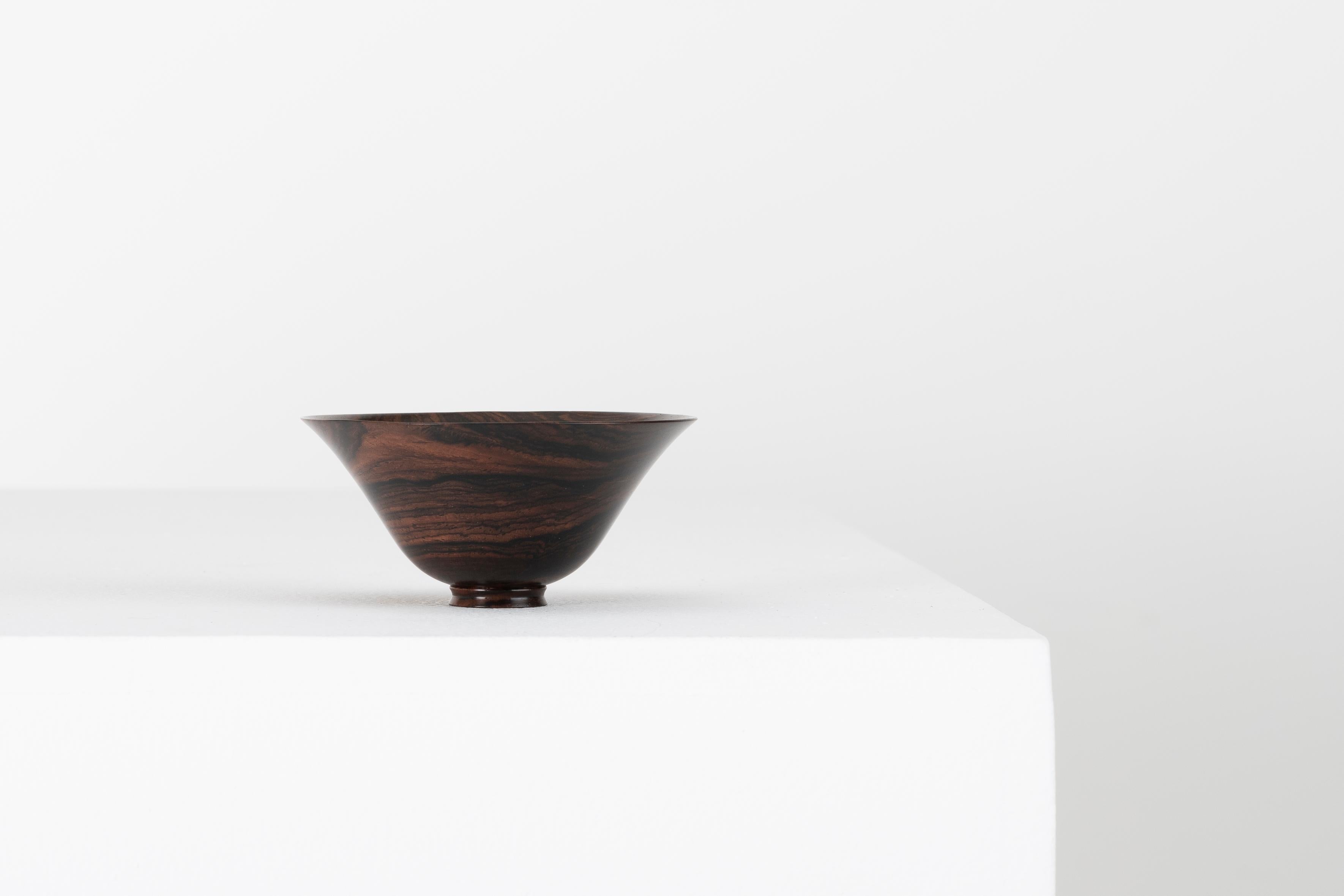 Nous avons en vente un bol en bois du maître tourneur Bert Marsh (1932-2011). Bert Marsh était l'un des plus grands tourneurs de bois de tous les temps. Ses pièces en bois sont comme de la porcelaine fine, délicates, sculpturales et d'une grande