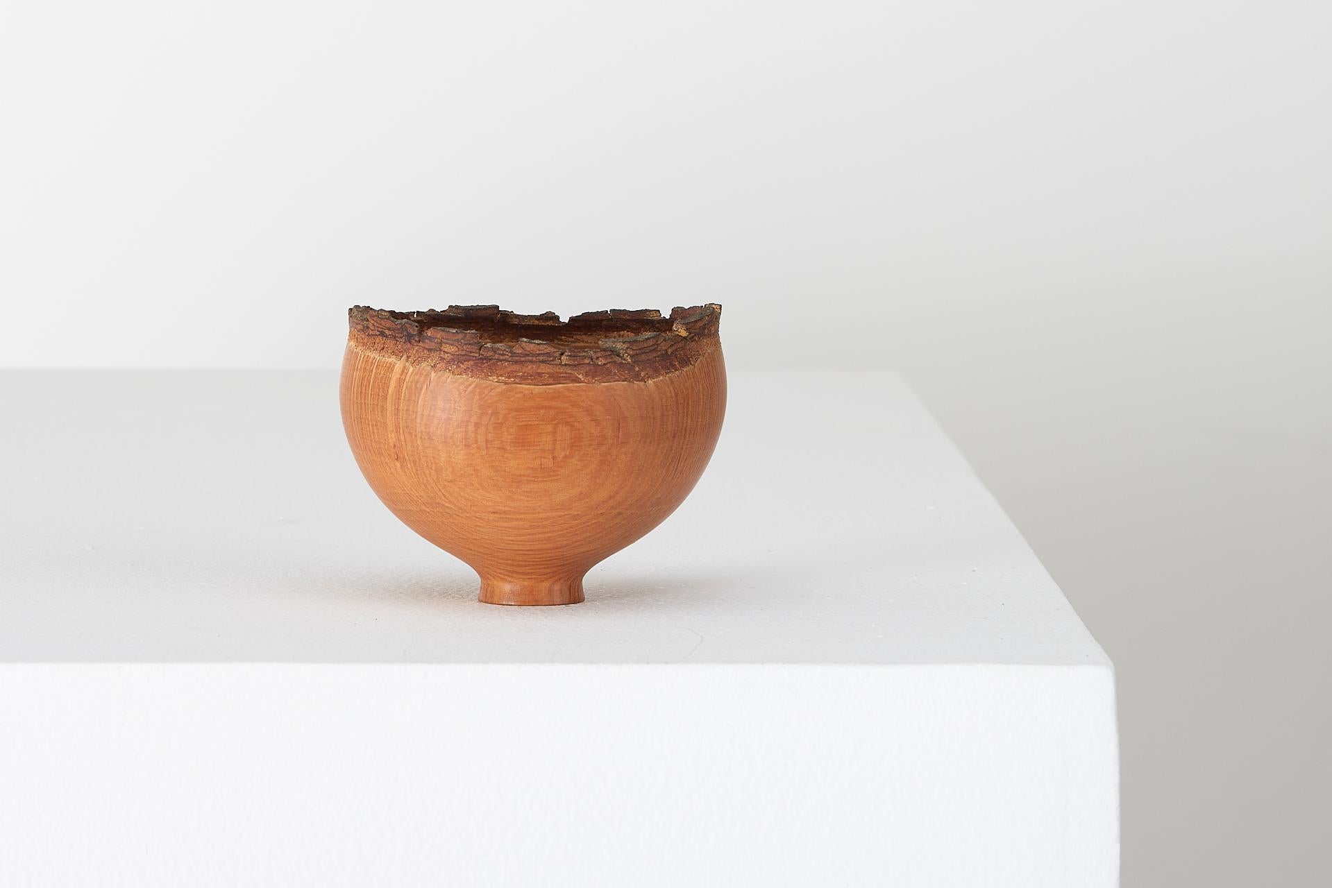 Nous avons en vente un bol en bois du maître tourneur Bert Marsh (1932-2011). Bert Marsh était l'un des plus grands tourneurs de bois de tous les temps. Ses pièces en bois sont comme de la porcelaine fine, délicates, sculpturales et d'une grande