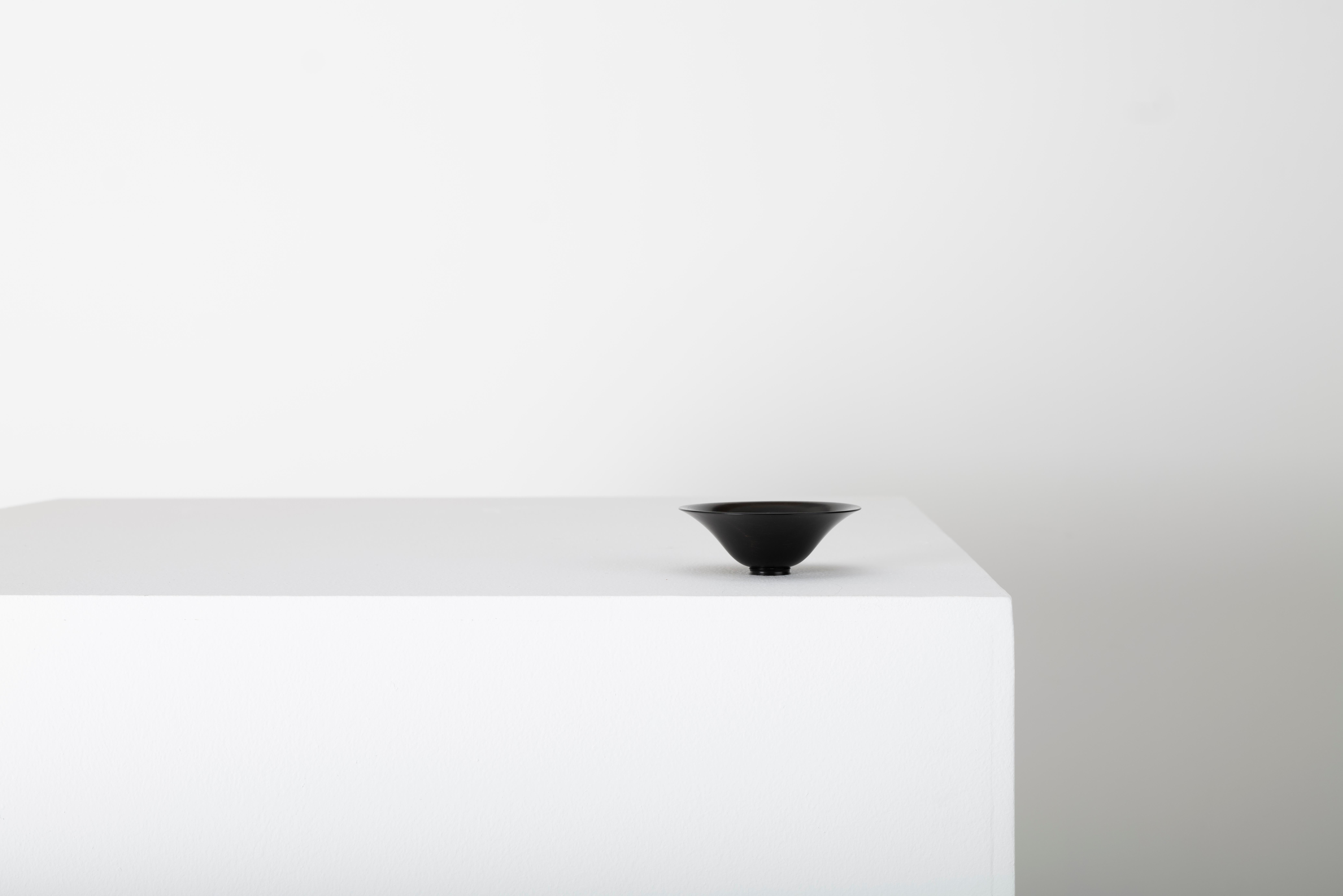 Minimaliste Bol sculptural en bois tourné du maître artisan Bert Marsh, années 1990