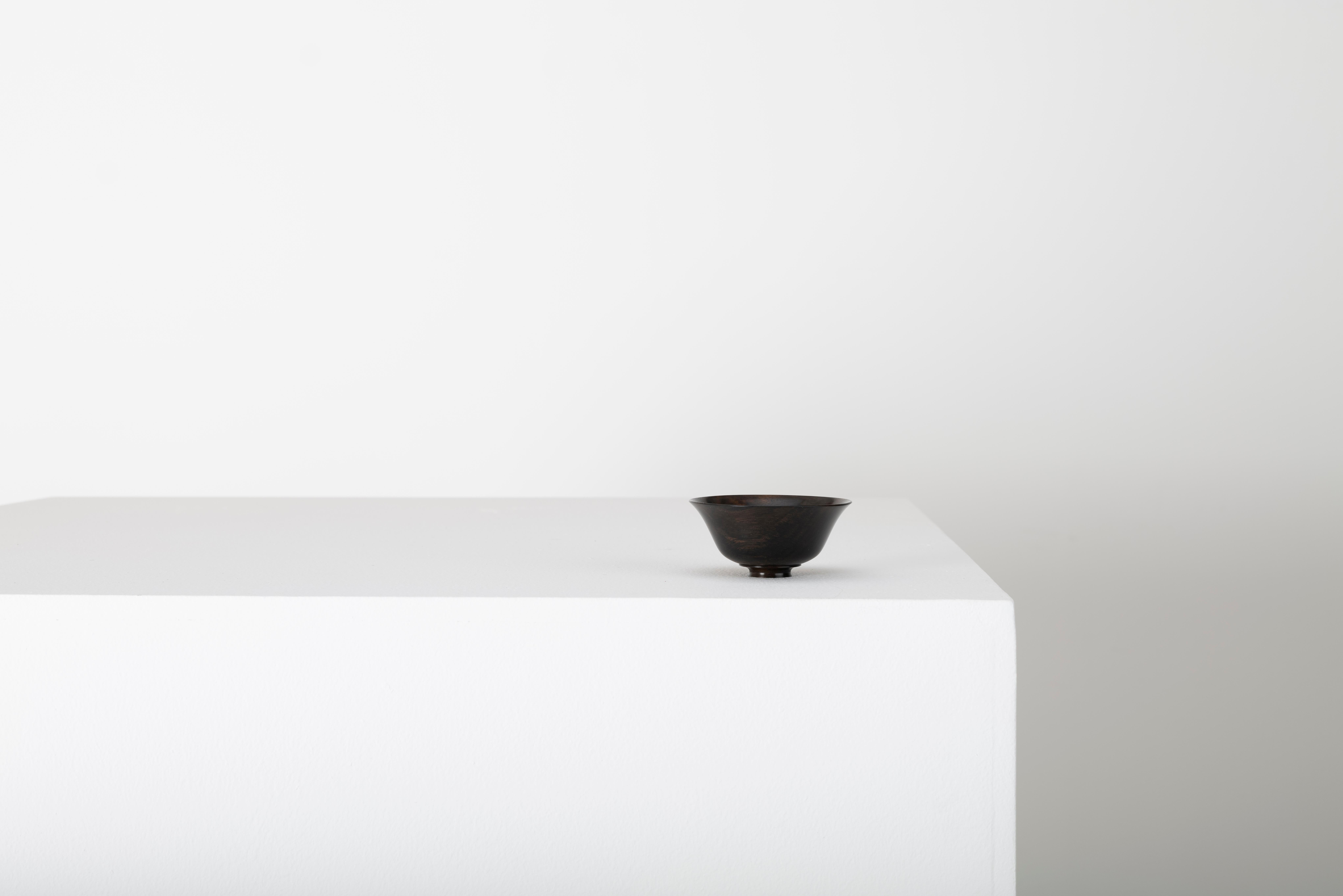 Minimaliste Bol sculptural en bois tourné du maître artisan Bert Marsh, années 1990