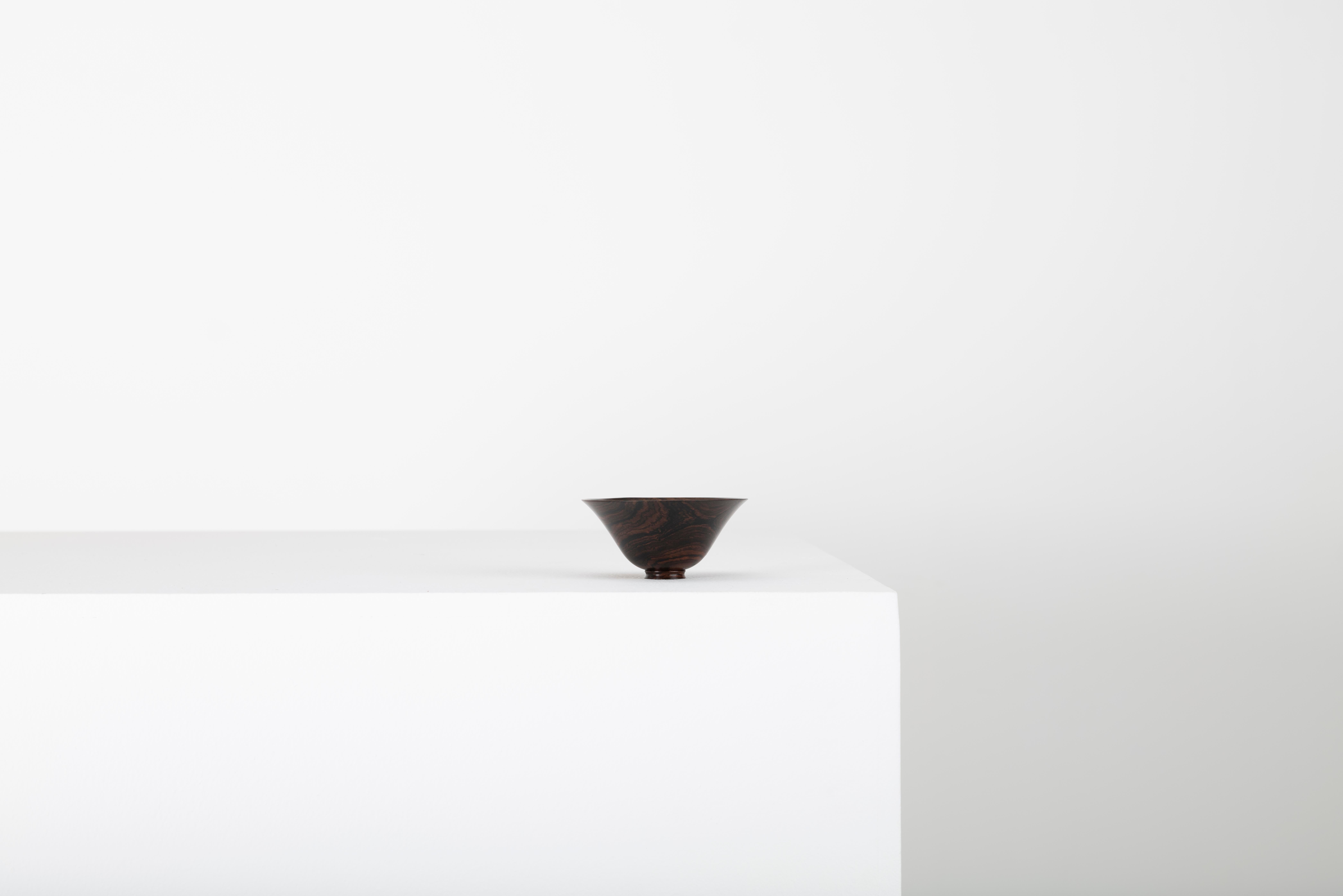 Minimaliste Bol sculptural en bois tourné du maître artisan Bert Marsh, années 1990
