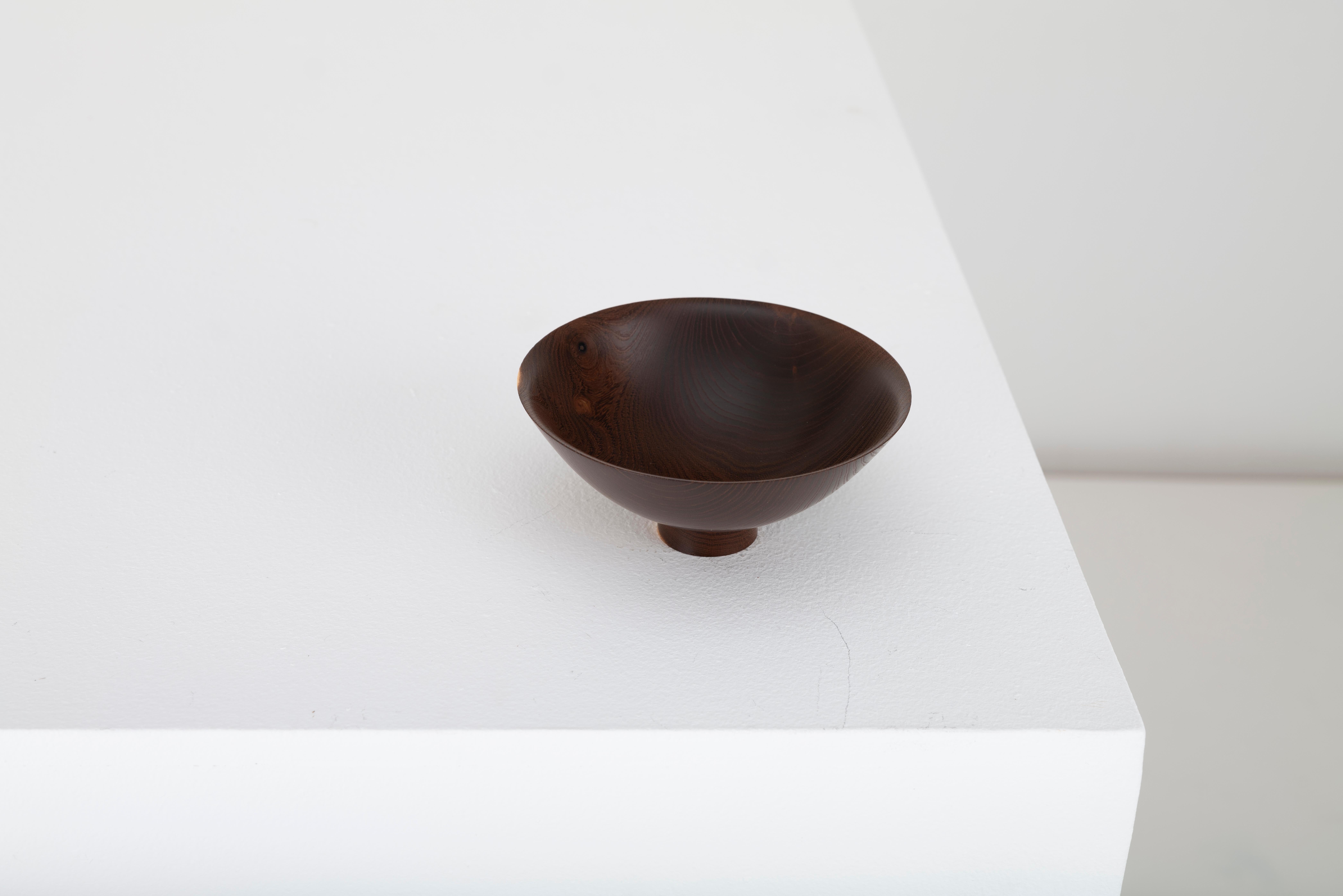 Sculptural Turned Wooden Bowl by Master Craftsman Ray Key 1990s In Good Condition In Uxbridge, GB