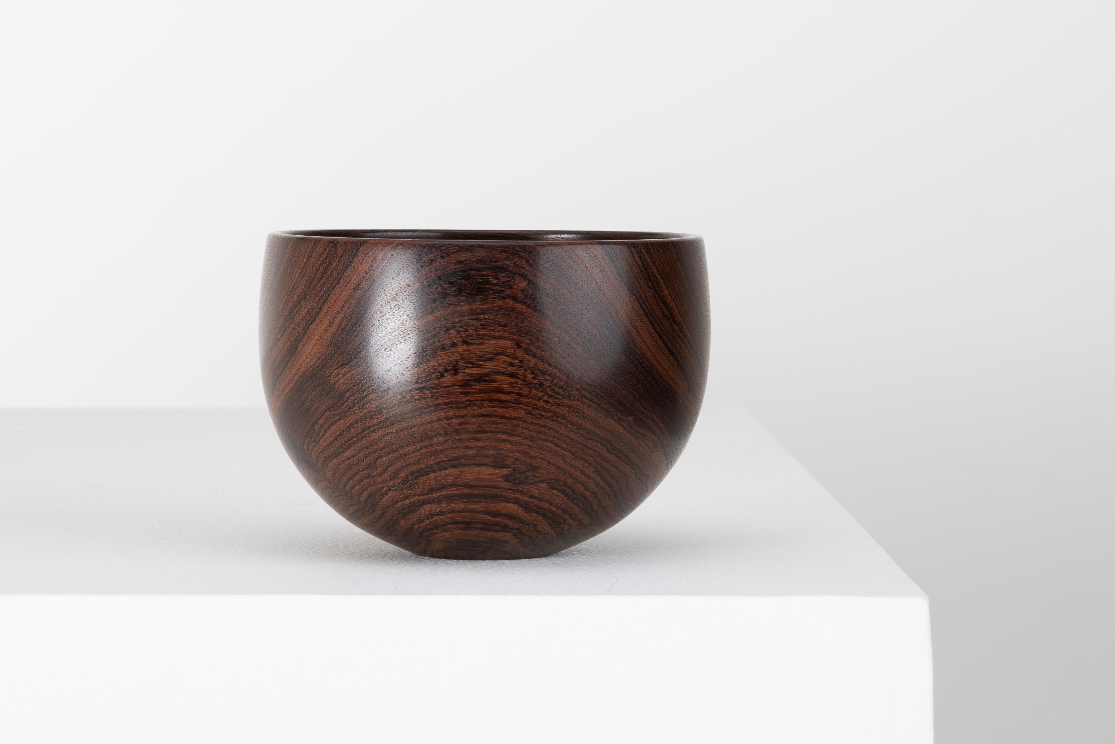 Zum Verkauf steht eine Holzschale aus Bocote-Holz vom Drechslermeister Ray Key (1942-2018). Ray Key war einer der meistgepriesenen Drechsler jeder Generation. Seine Werke befinden sich in Museumssammlungen auf der ganzen Welt. Für seine Verdienste