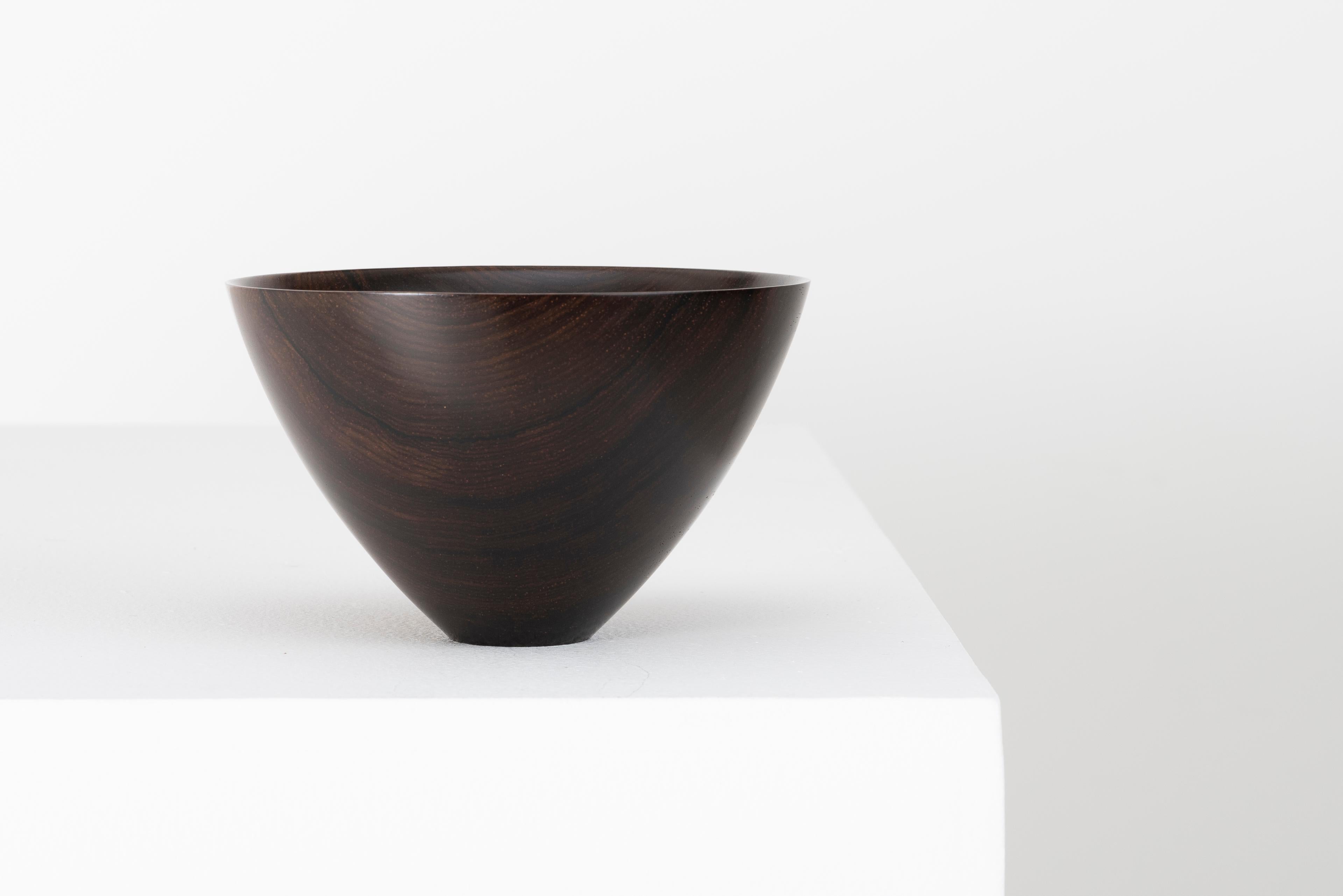 Nous proposons à la vente un bol en bois de cocobolo réalisé par le maître tourneur sur bois Ray Key (1942-2018). Ray Key était l'un des tourneurs de bois les plus appréciés de toutes les générations. Ses œuvres font partie des collections de musées
