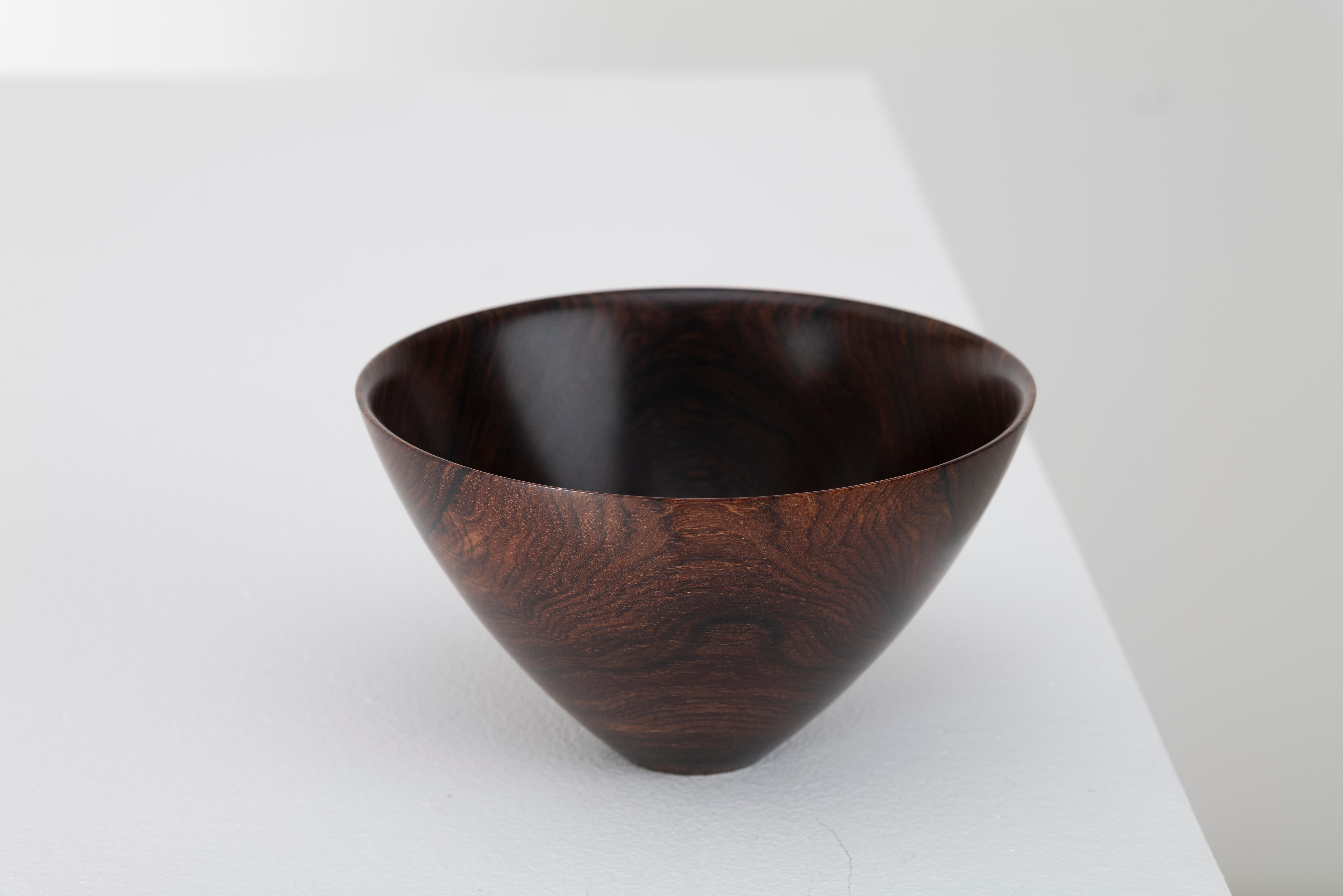 Britannique Bol sculptural en bois tourné du maître artisan Ray Key en cocobolo, années 1990