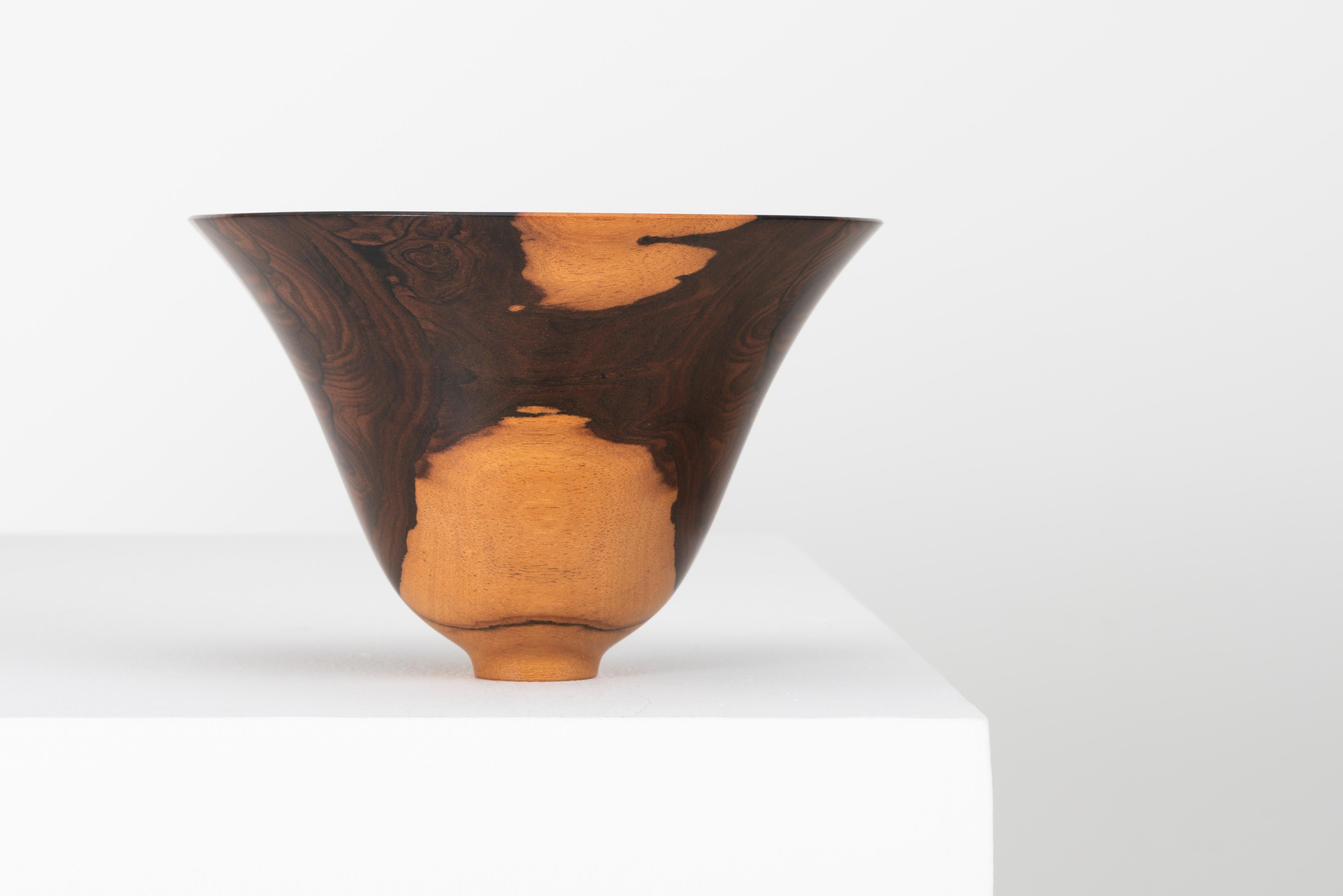 Nous avons à vendre un bol / vase en bois du maître tourneur sur bois Bert Marsh (1932-2011). Bert Marsh était l'un des plus grands tourneurs de bois de tous les temps. Ses pièces en bois sont comme de la porcelaine fine, délicates, sculpturales et