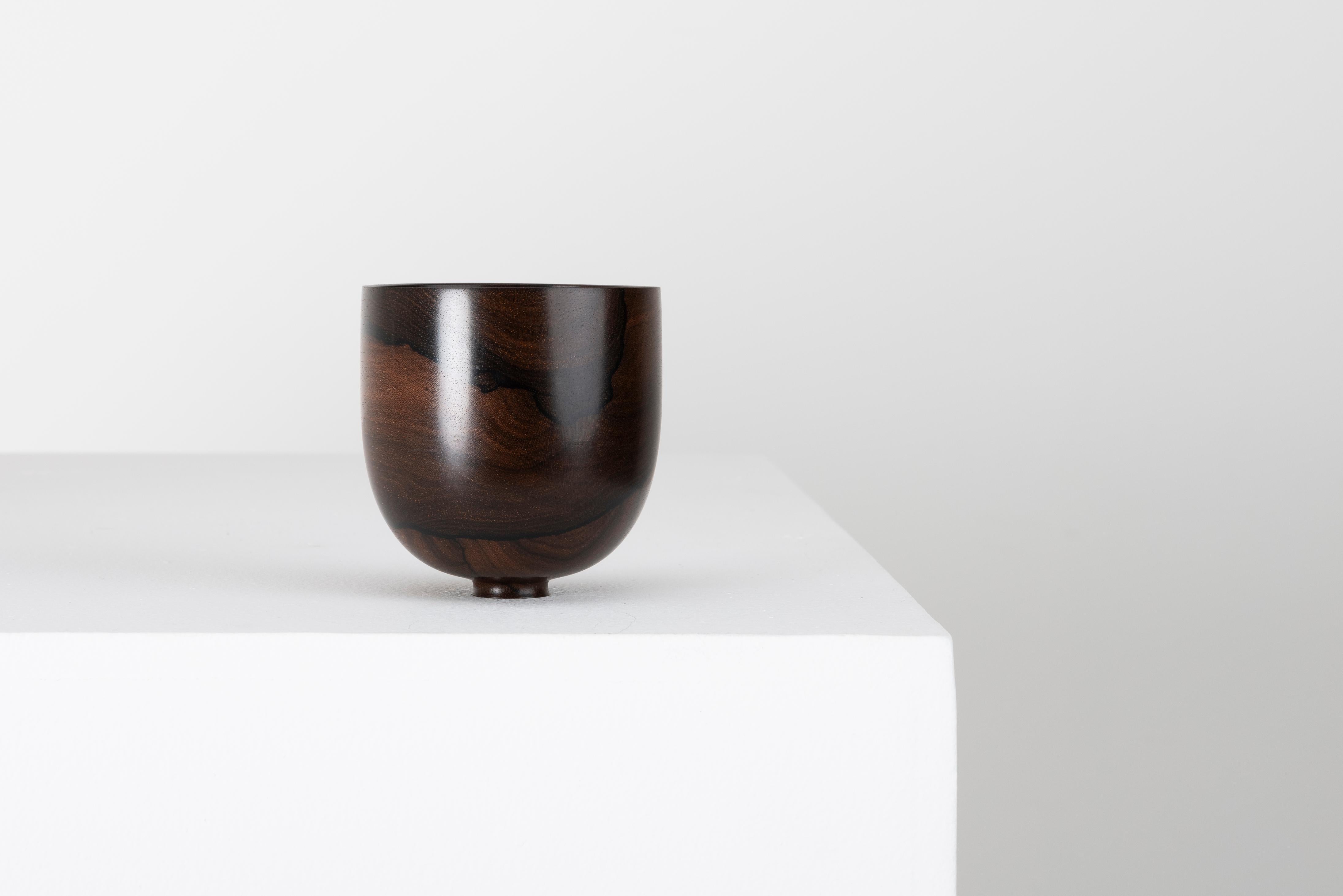 Nous avons à vendre un bol / vase en bois du maître tourneur sur bois Bert Marsh (1932-2011). Bert Marsh était l'un des plus grands tourneurs de bois de tous les temps. Ses pièces en bois sont comme de la porcelaine fine, délicates, sculpturales et