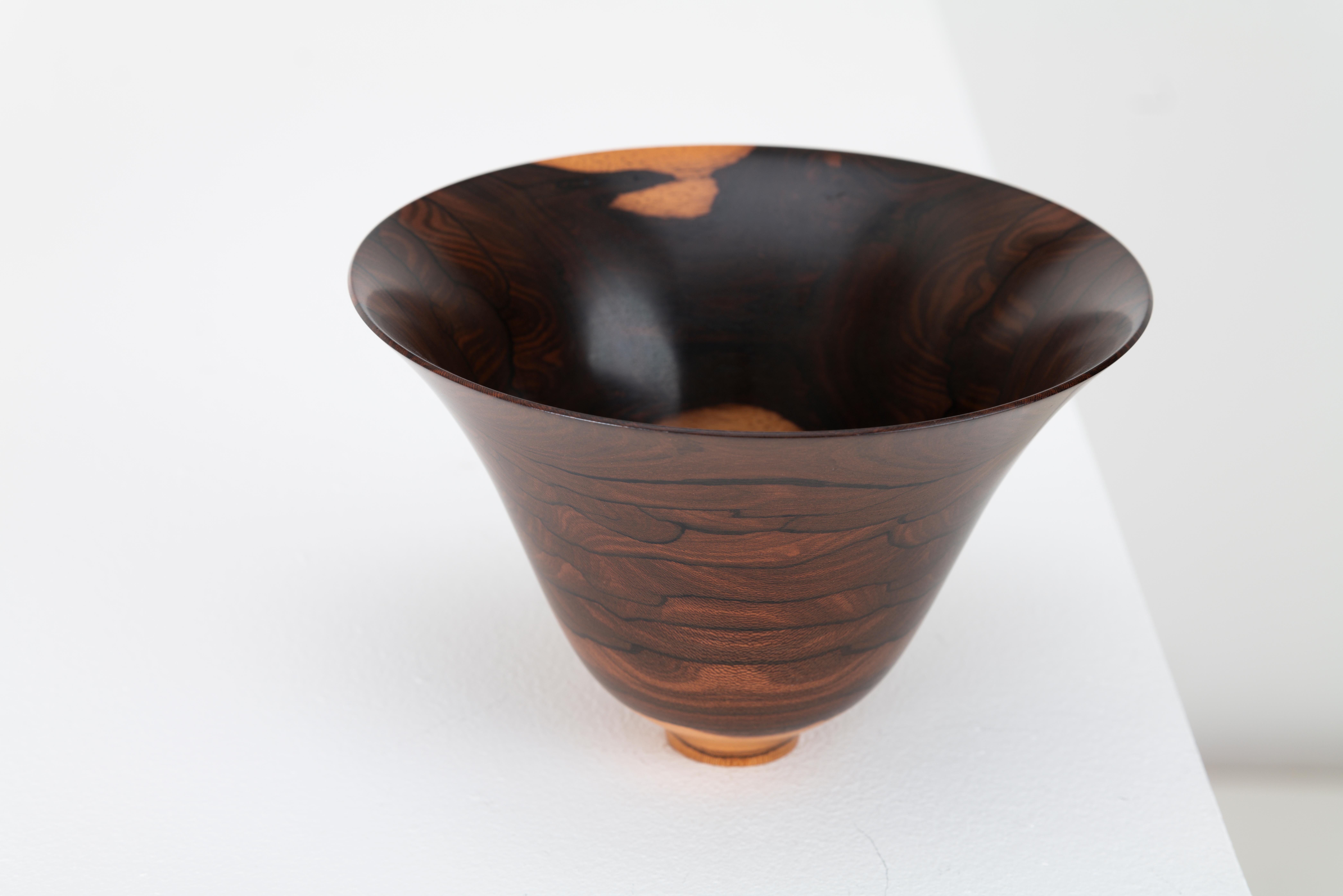 Britannique Bol/vase sculptural en bois tourné du maître artisan Bert Marsh, années 1990 en vente