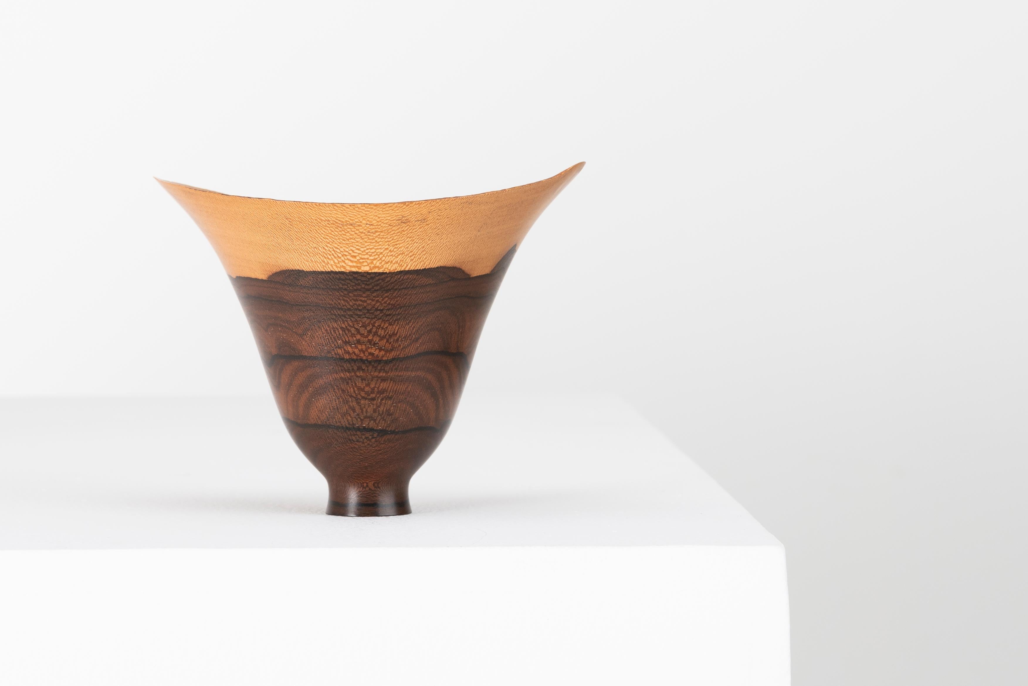 Abbiamo in vendita un vaso in legno realizzato dal maestro tornitore Bert Marsh (1932-2011). Bert Marsh è stato uno dei più importanti tornitori di tutti i tempi. I suoi pezzi in legno sono come porcellane di pregio, sottili e delicati, scultorei e
