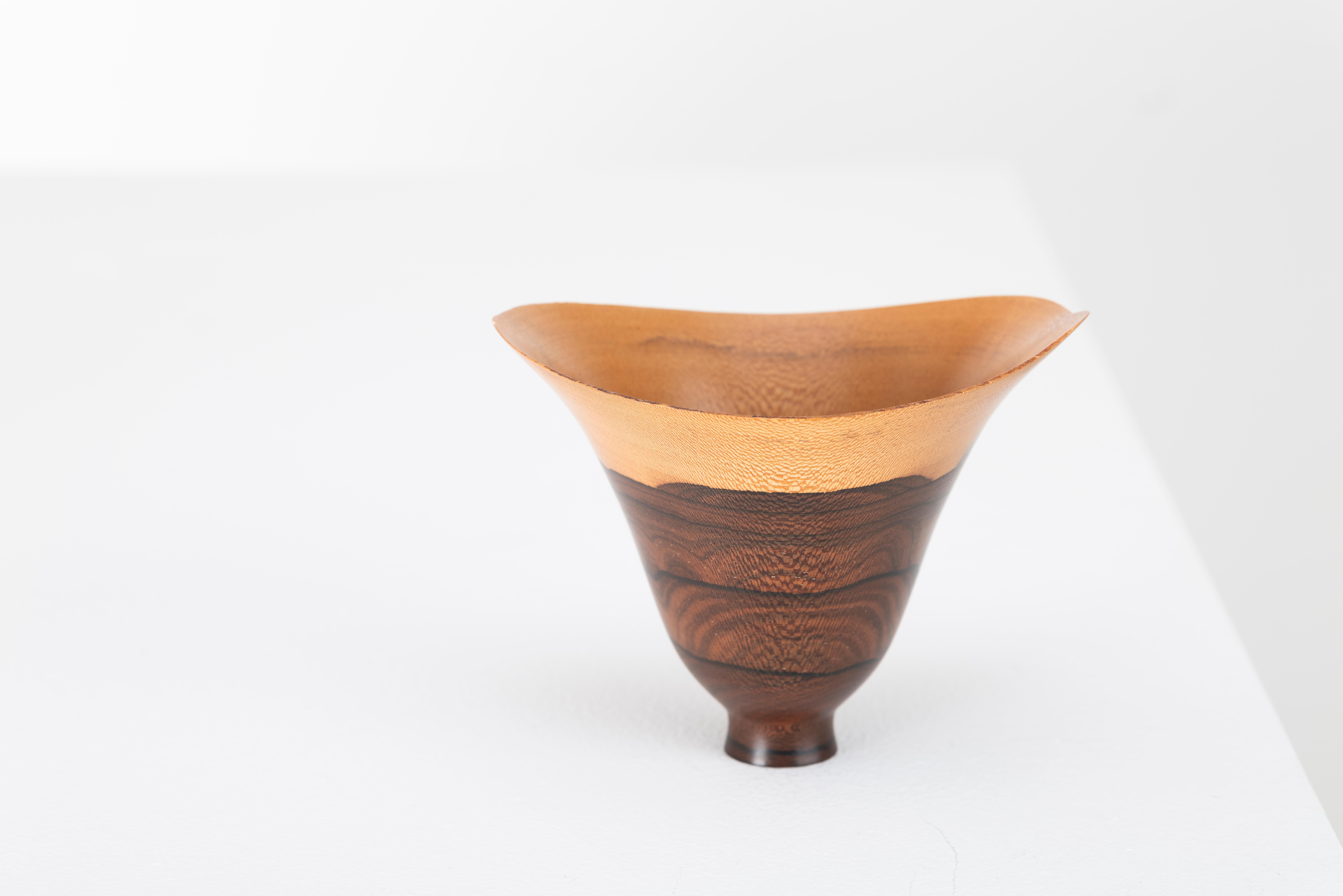 Britannico Vaso scultoreo in legno tornito del maestro artigiano Bert Marsh anni '90 in vendita
