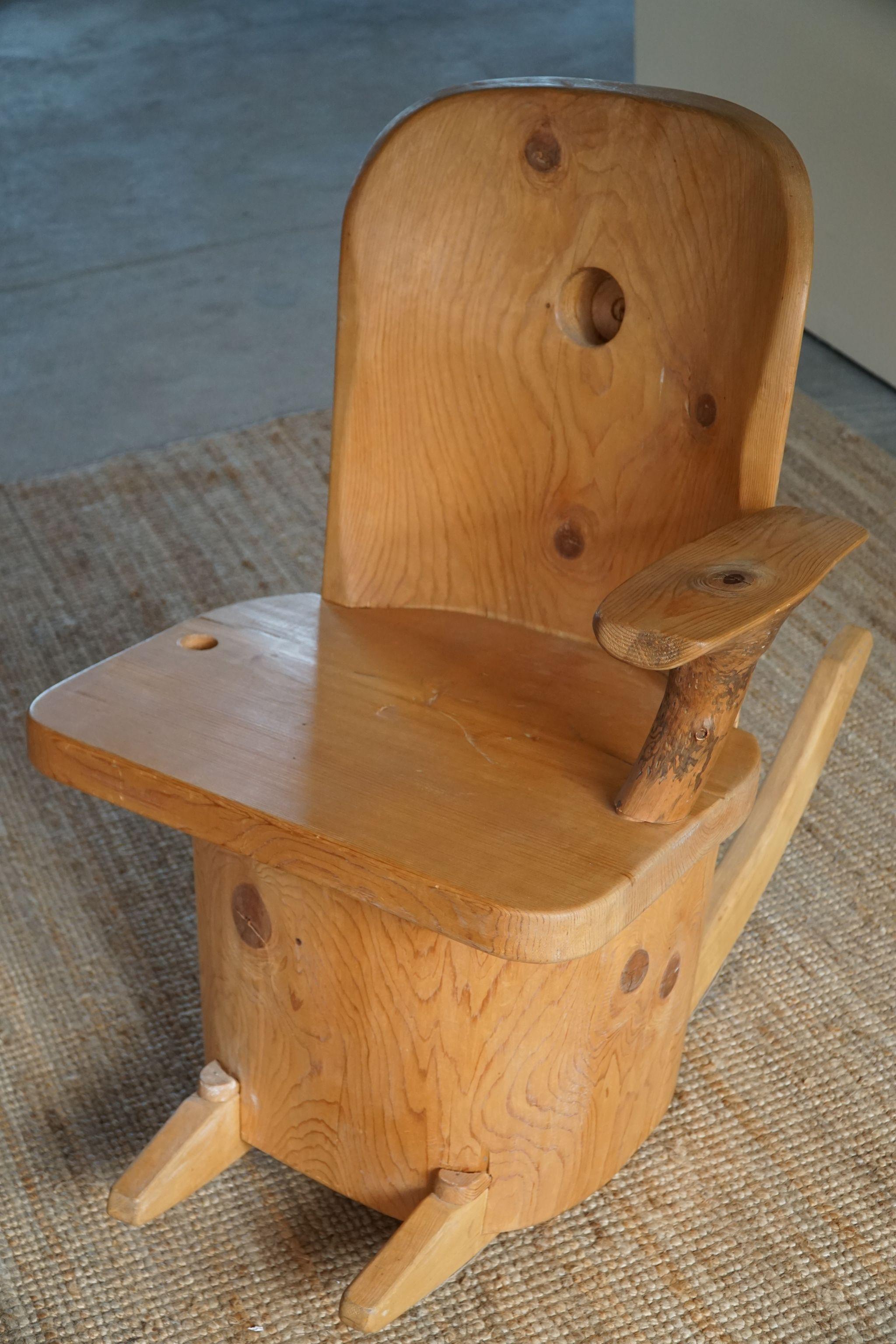 Chaise à bascule sculpturale unique en pin massif de Matti Martikka, Finlande, années 1960 en vente 4