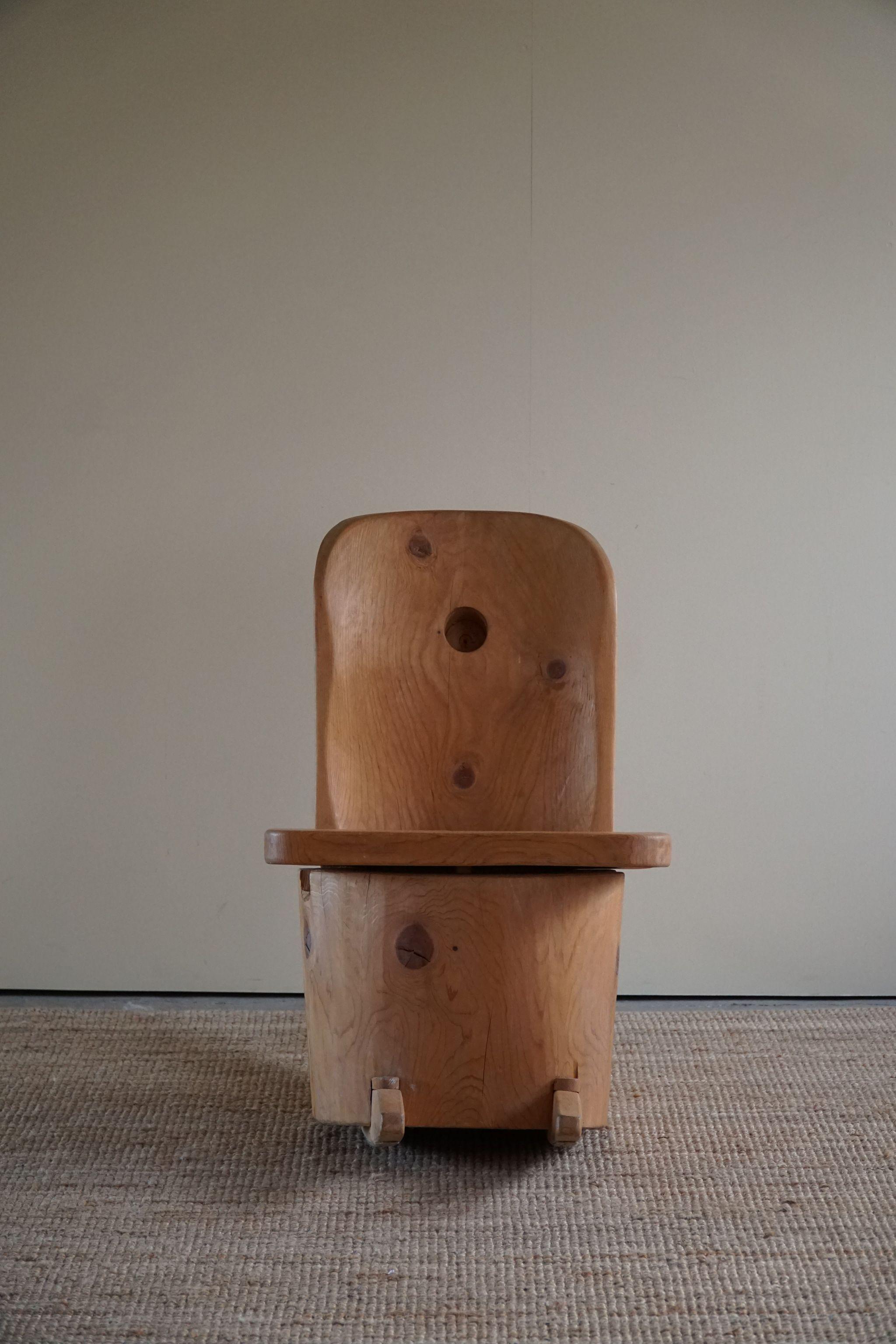 Chaise à bascule sculpturale unique en pin massif de Matti Martikka, Finlande, années 1960 en vente 5
