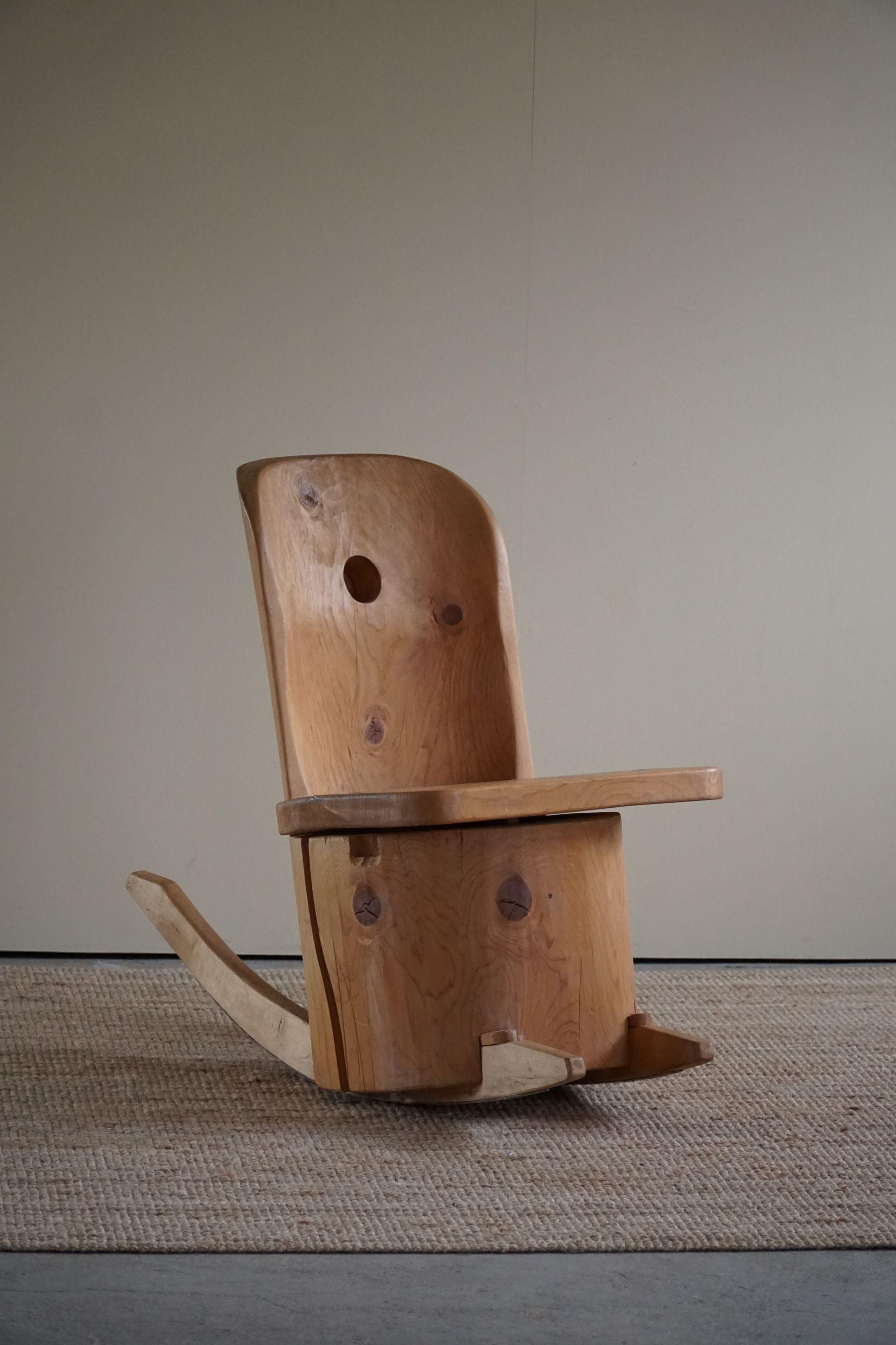 Chaise à bascule sculpturale unique en pin massif de Matti Martikka, Finlande, années 1960 en vente 6