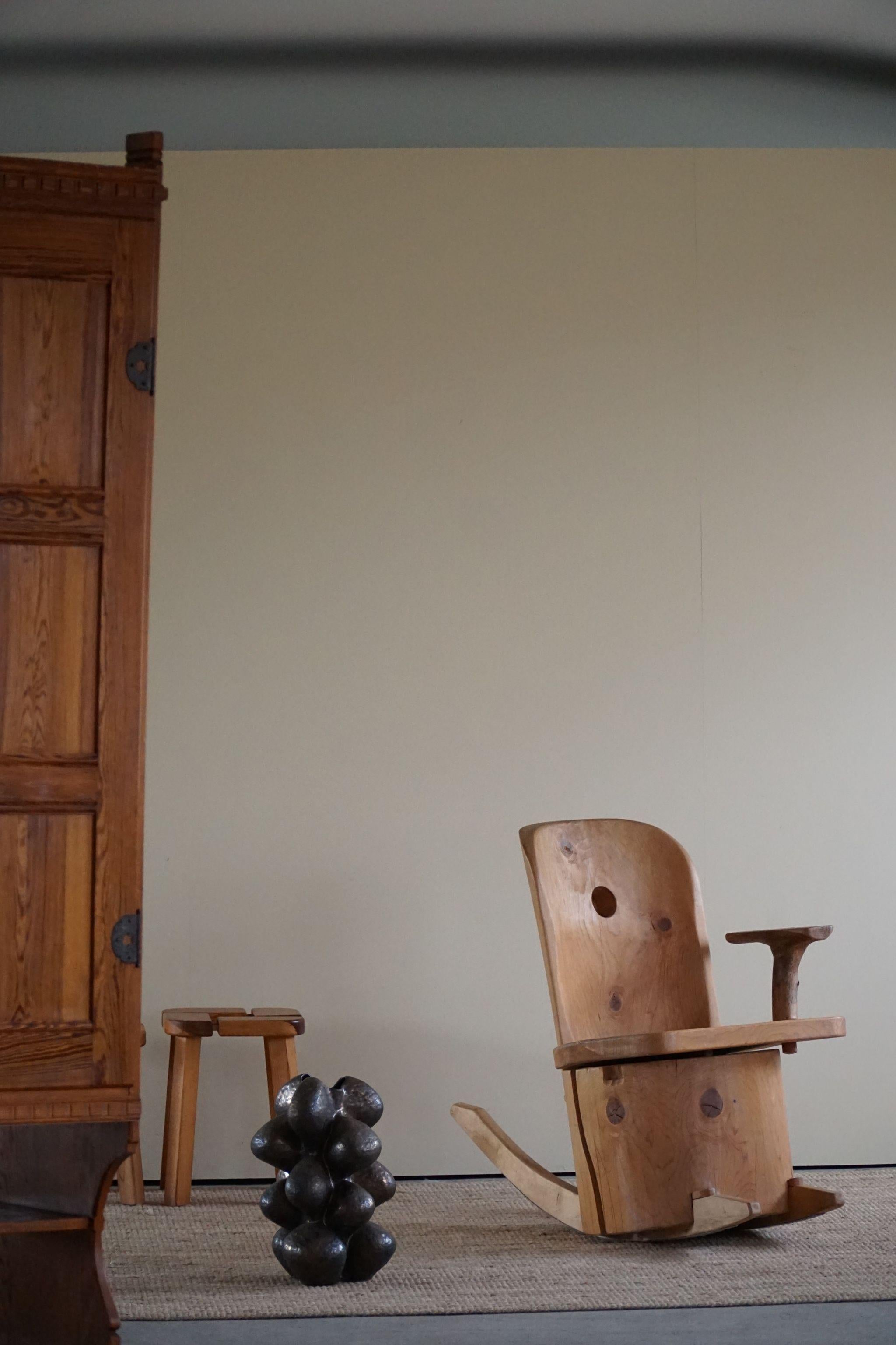 Ein atemberaubendes Sammlerstück des finnischen Künstlers Matti Martikka. Ein Schaukelstuhl aus massivem Kiefernholz, hergestellt aus umgestürzten Baumstämmen. Dieser Stumpfstuhl stammt aus einem Museum in seiner Heimatstadt Lappeenranta.

Eine