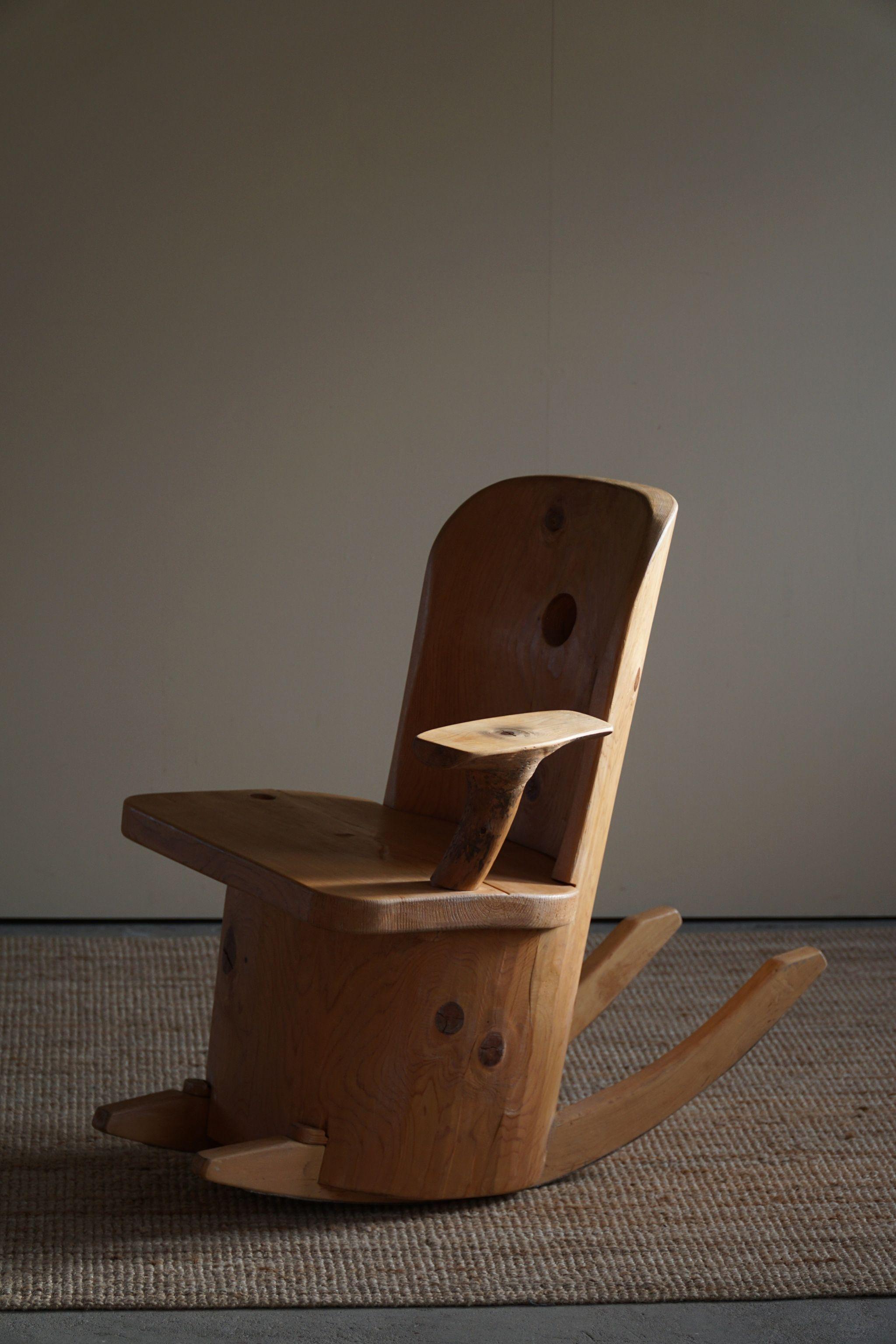 Pin Chaise à bascule sculpturale unique en pin massif de Matti Martikka, Finlande, années 1960 en vente
