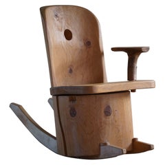 Sedia a dondolo scultorea e unica di Matti Martikka, finlandese, in pino massiccio, anni '60