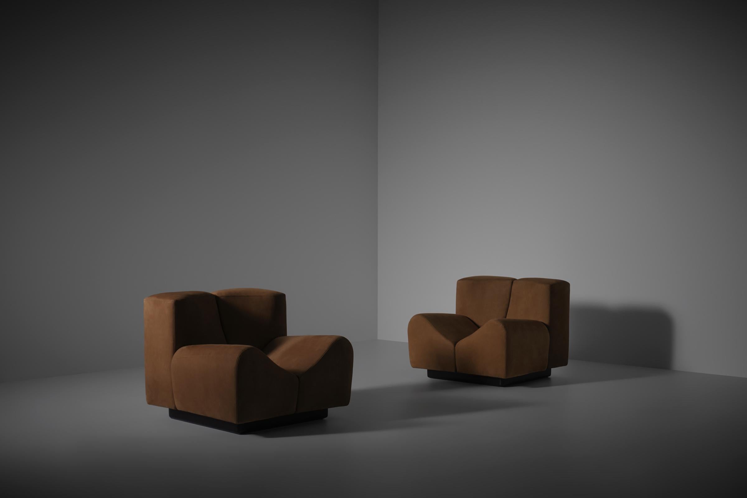 Fauteuils de salon sculpturaux en forme de V de Saporiti, Italie, années 1960 3