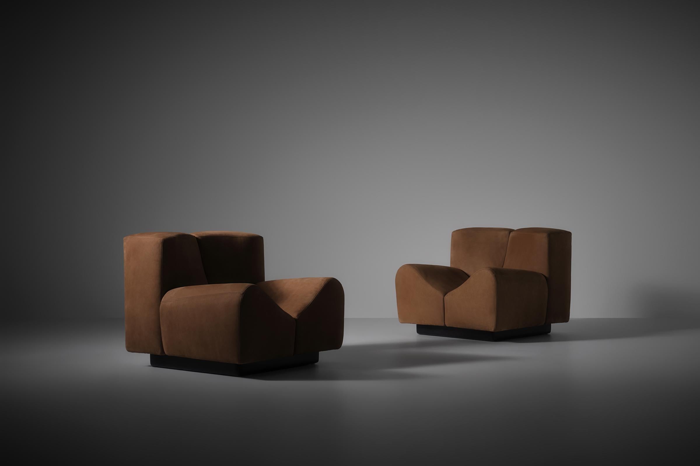 Rare paire de fauteuils en forme de V pour Saporiti, Italie années 1960. Extraordinaire conception monumentale composée d'éléments en blocs empilés présentant des lignes radicales combinées à d'élégantes courbes tranchées. Les chaises sont revêtues