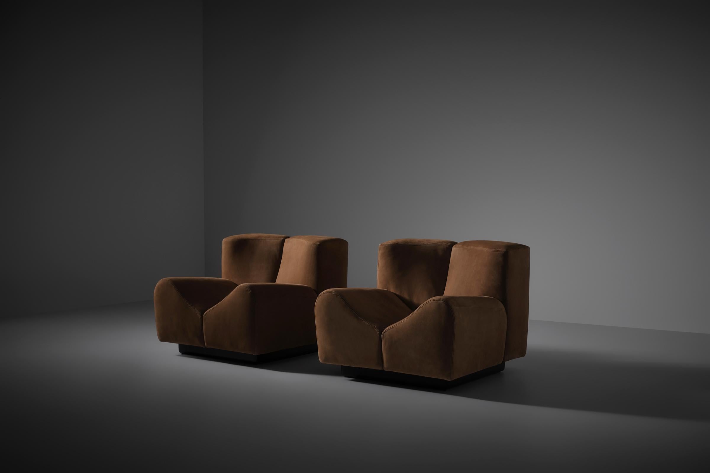 italien Fauteuils de salon sculpturaux en forme de V de Saporiti, Italie, années 1960