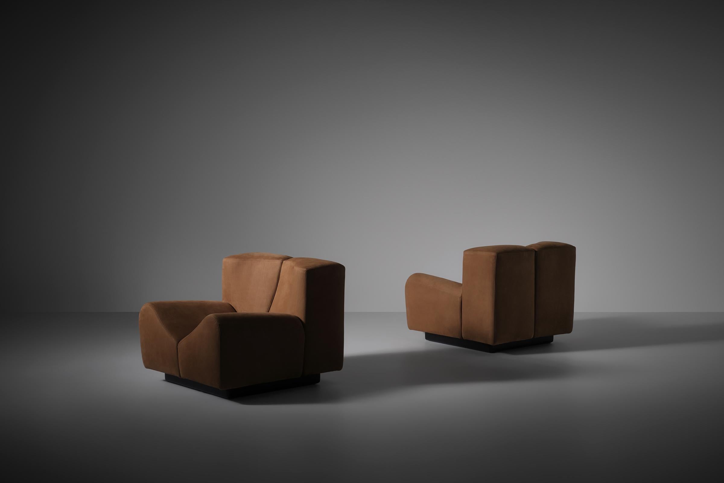 Milieu du XXe siècle Fauteuils de salon sculpturaux en forme de V de Saporiti, Italie, années 1960