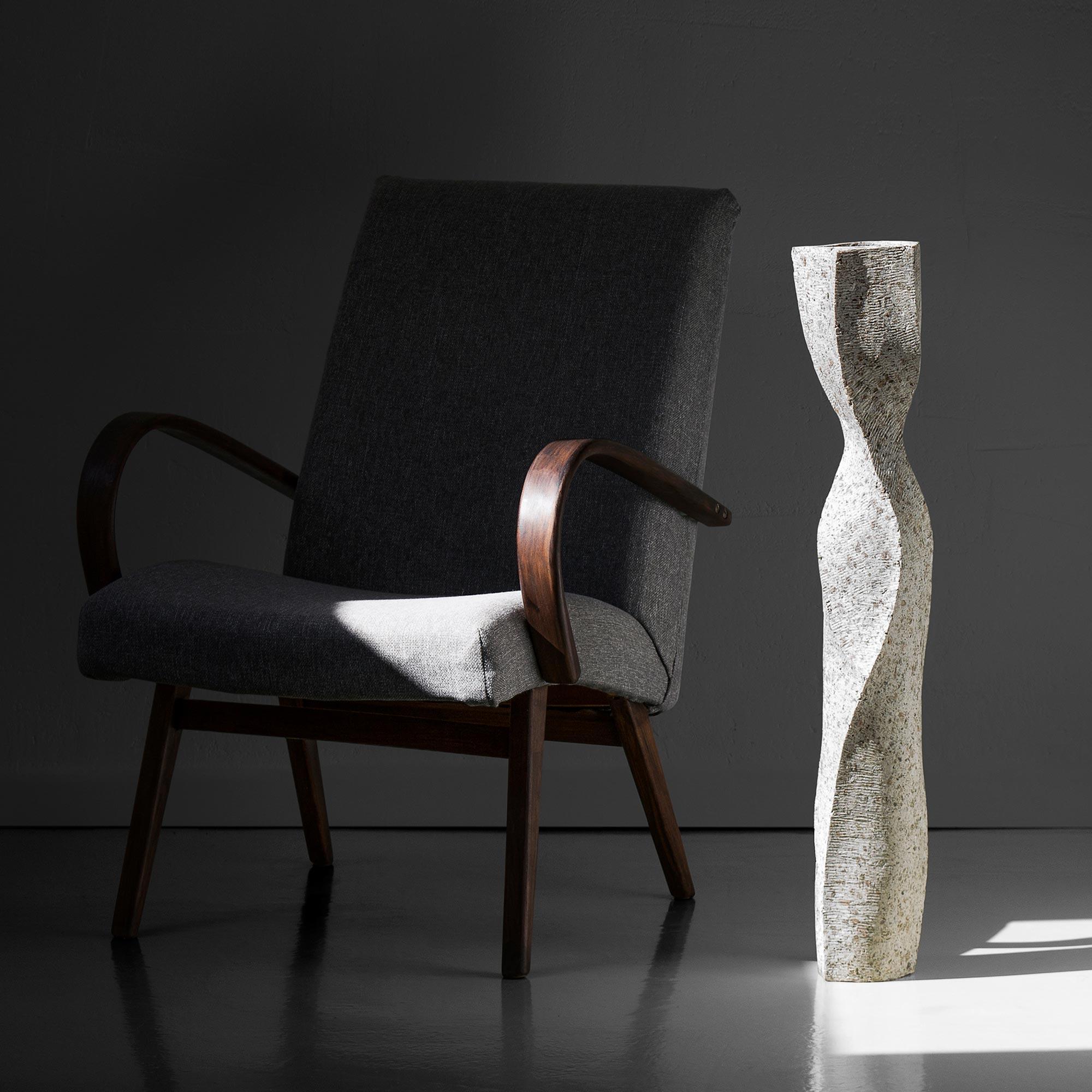 Vaso scultoreo 1 di Donatas Zukauskas
Un pezzo unico.
Dimensioni: Ø 15 x H. 78 cm.
Materiali: Carta riciclata, cemento, cartone e colla.

Tutti i prodotti sono fatti a mano e unici, quindi possono differire leggermente dall'immagine della foto. È