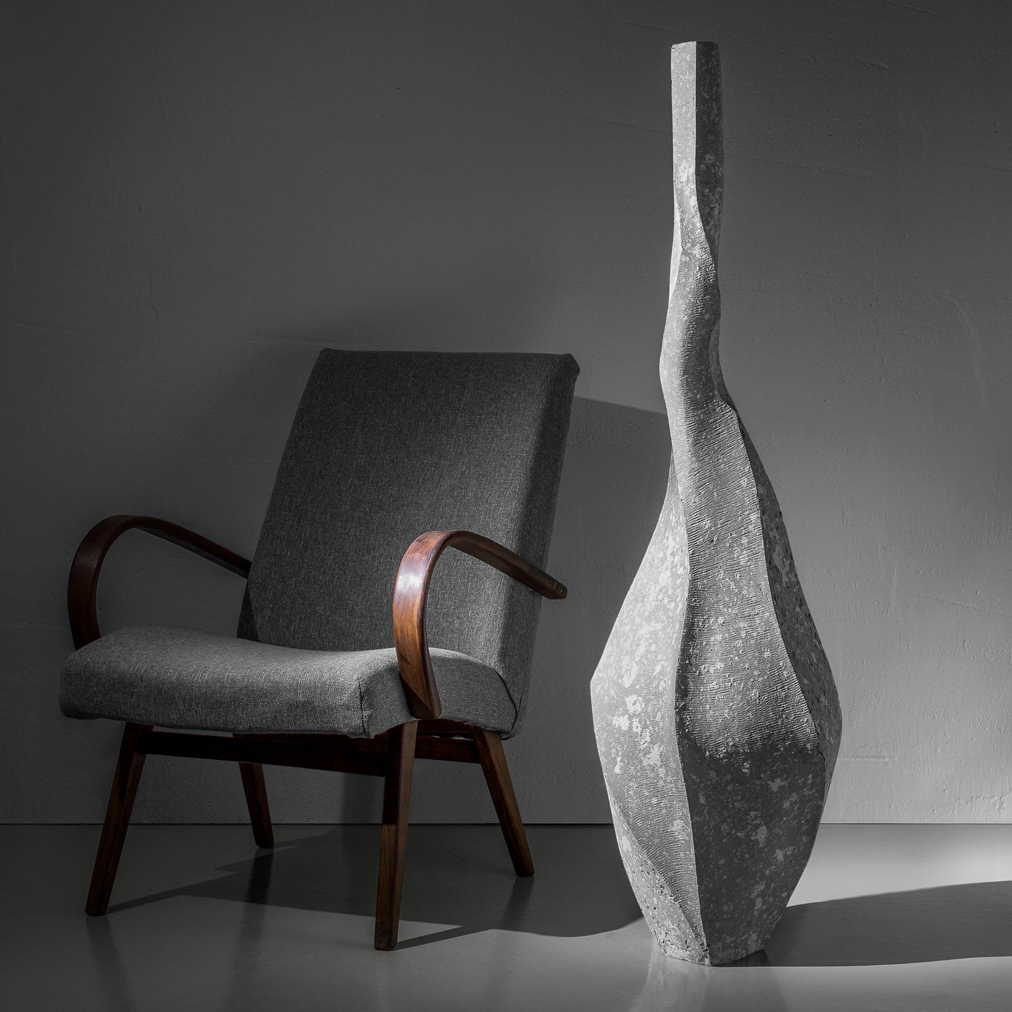 Vaso scultoreo 3 di Donatas Zukauskas
Dimensioni: Ø 34 x H. 121 cm.
Materiali: Carta riciclata, cemento e colla.

Tutti i prodotti sono fatti a mano e unici, quindi possono differire leggermente dall'immagine della foto. È possibile realizzare