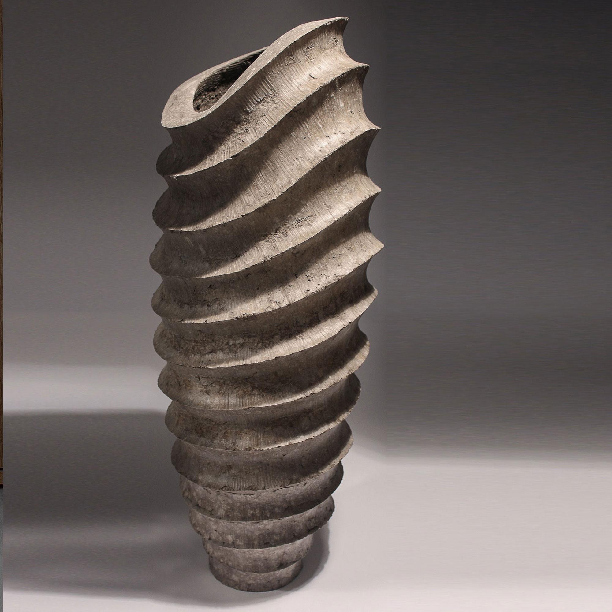 Vaso scultoreo B di Donatas Zukauskas
Un pezzo unico.
Dimensioni: Ø 24 x H. 64 cm.
Materiali: Carta riciclata, cemento, cartone e colla.

Tutti i prodotti sono fatti a mano e unici, quindi possono differire leggermente dall'immagine della foto. È
