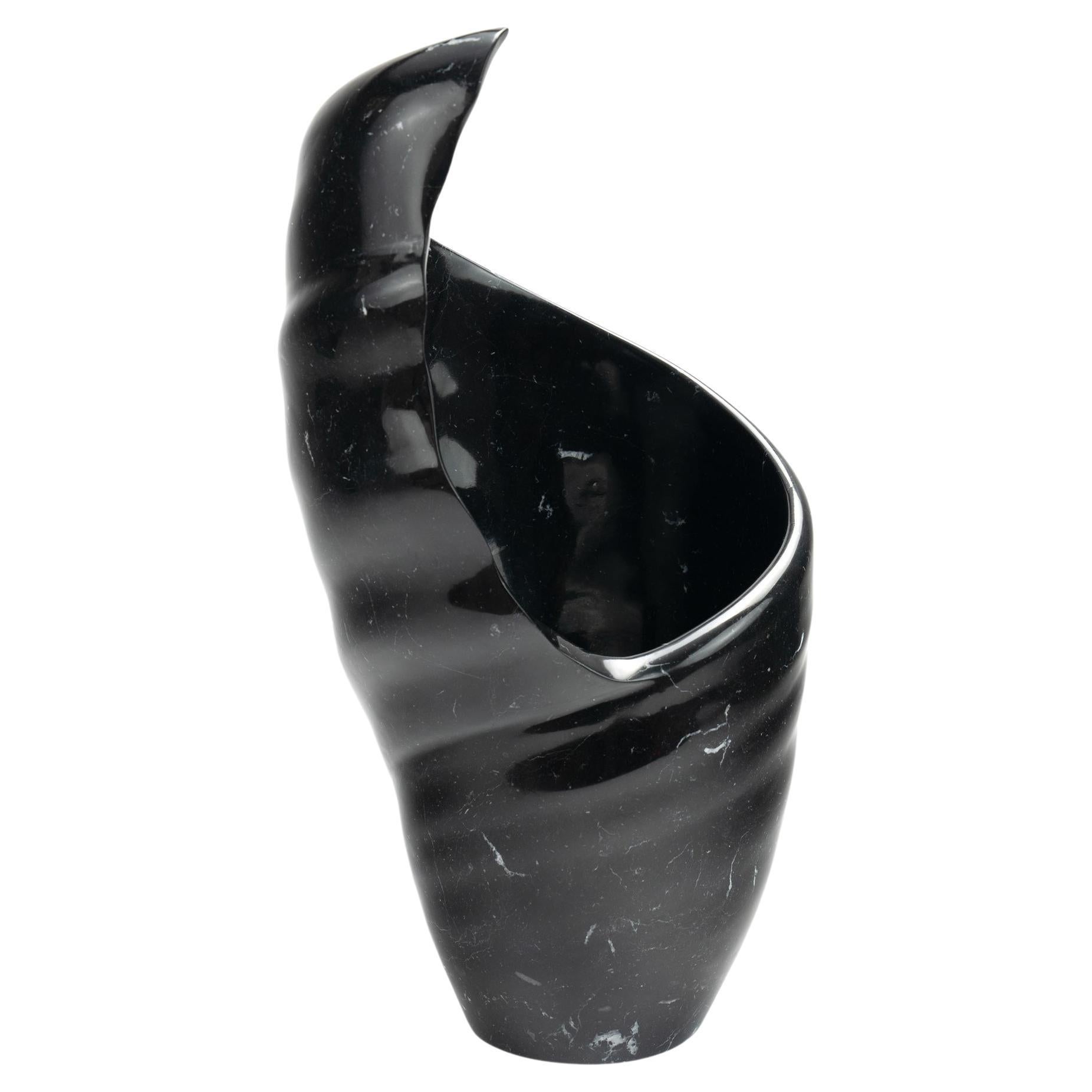 Vaso scultoreo in marmo nero Marquina scolpito a mano Forma organica, Italia