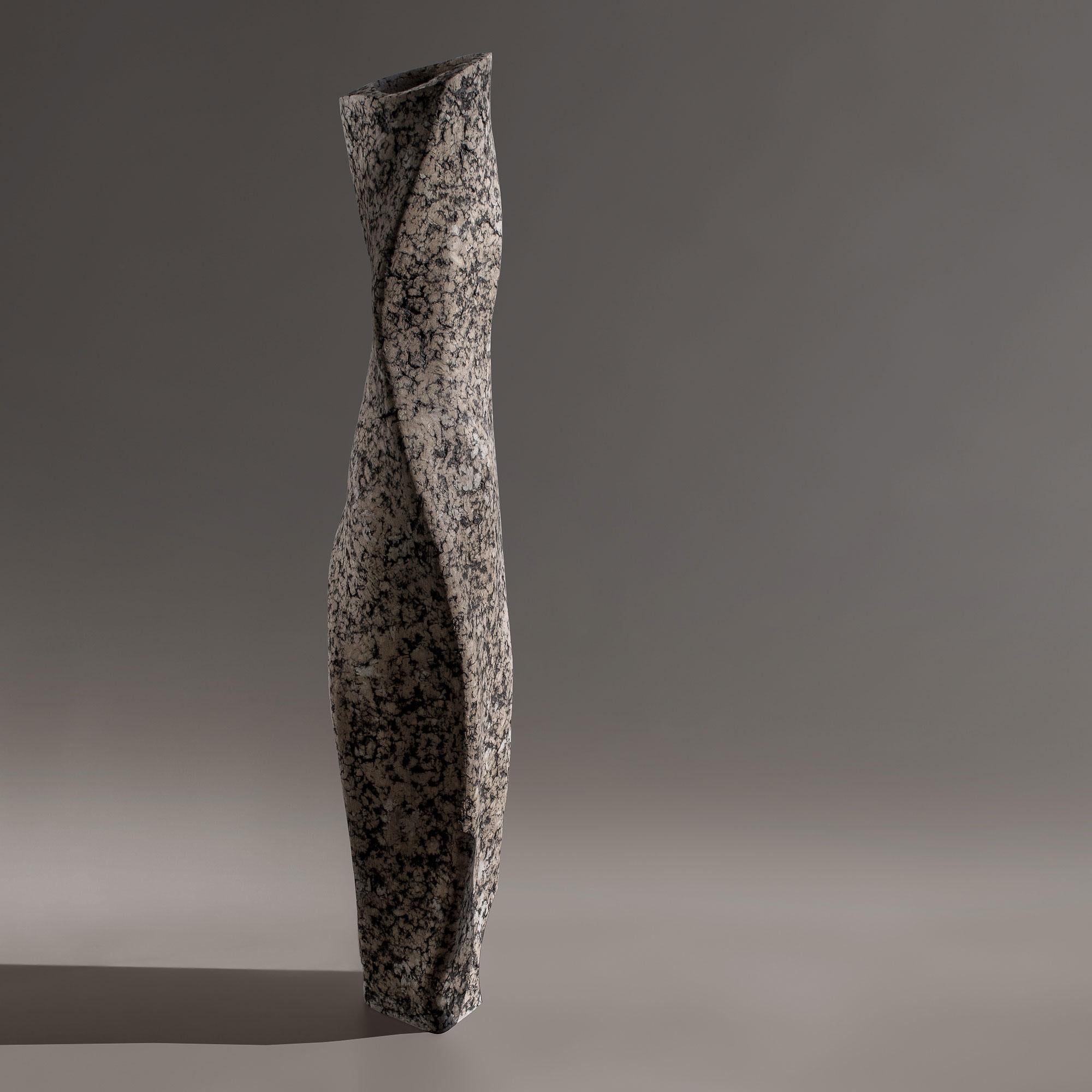 Vaso scultoreo H. di Donatas Zukauskas
Un pezzo unico.
Dimensioni: Ø 30 x H. 96 cm.
Materiali: Carta riciclata, cemento, cartone e colla.

Tutti i prodotti sono fatti a mano e unici, quindi possono differire leggermente dall'immagine della foto. È