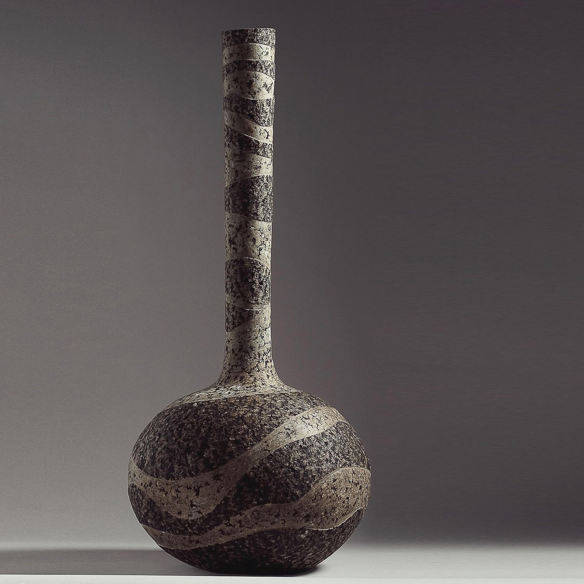 Vase sculptural

Une fusion de robustesse et d'élégance, d'archaïsme et de modernité. Les vases ont la particularité de ressembler à des sculptures. Il s'agit d'une œuvre d'art fonctionnelle qui ajoute une touche unique à tout intérieur.

Le