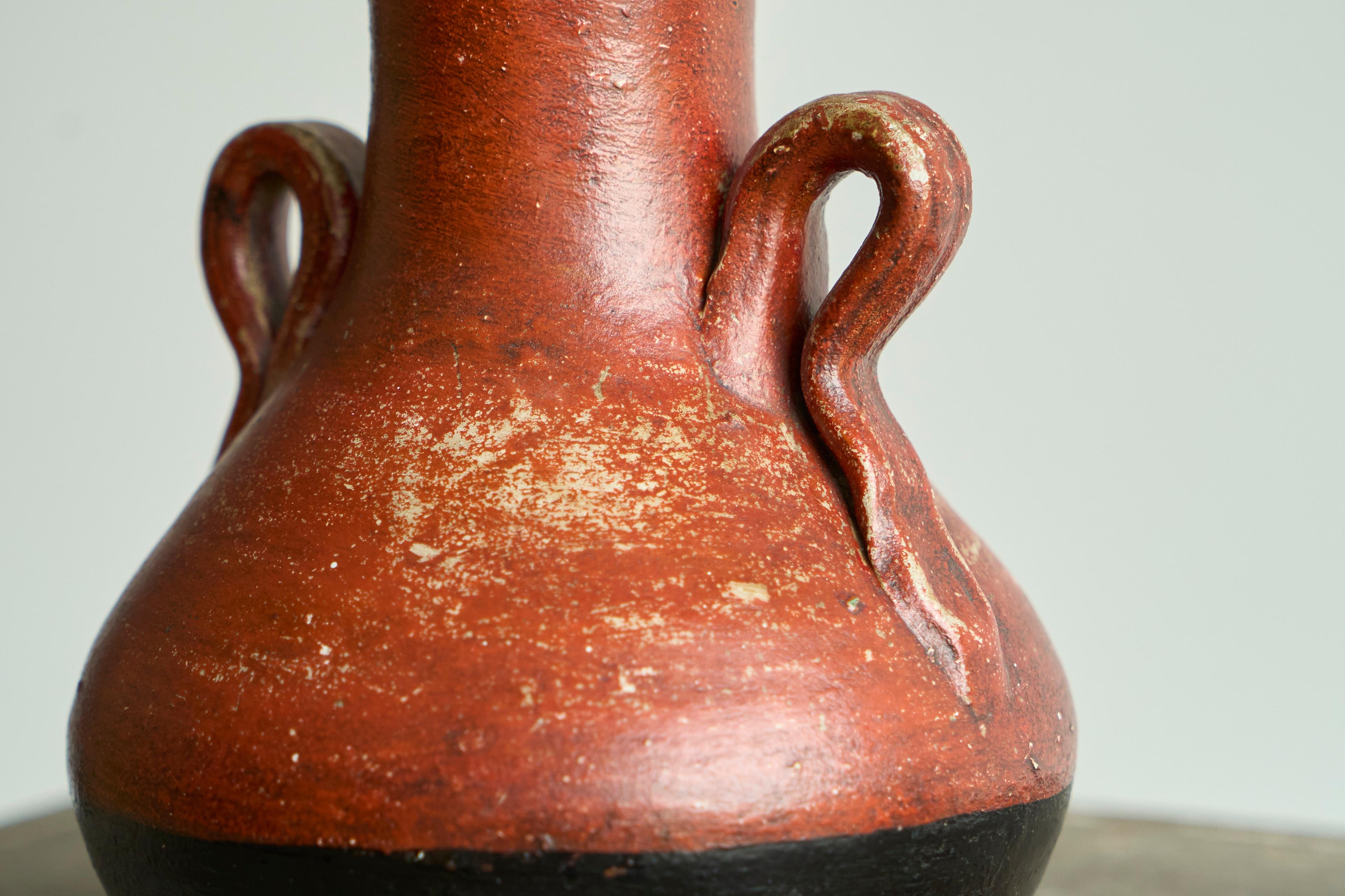 Vase sculptural en poterie rouge et noire Début du 20e siècle en vente 3