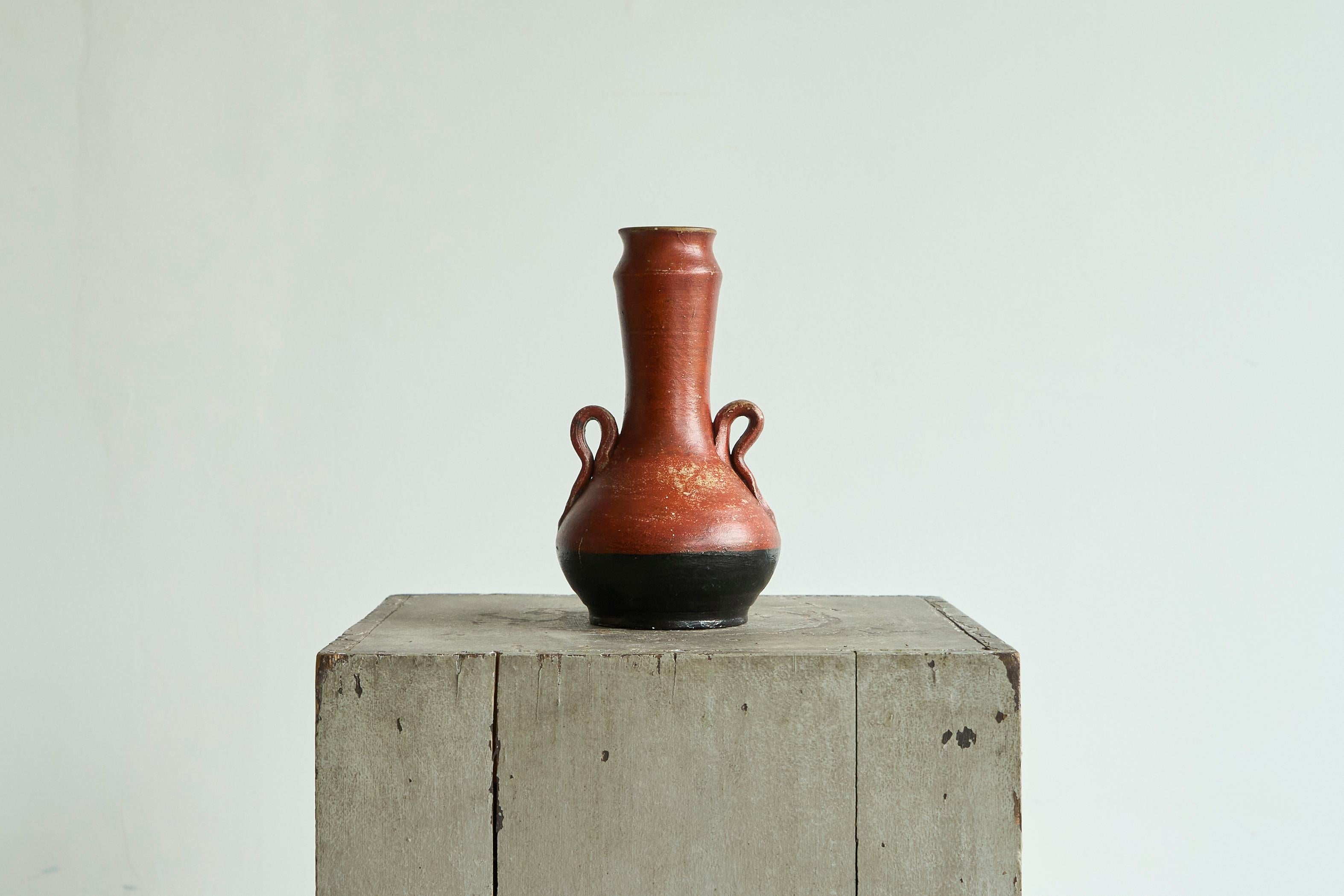 Vase sculptural en poterie rouge et noire Début du 20e siècle.

Magnifique et très sculptural vase en poterie de studio du début du 20e siècle, en rouge et noir. Très belle forme et magnifiques poignées sculpturales des deux côtés. Raffiné mais