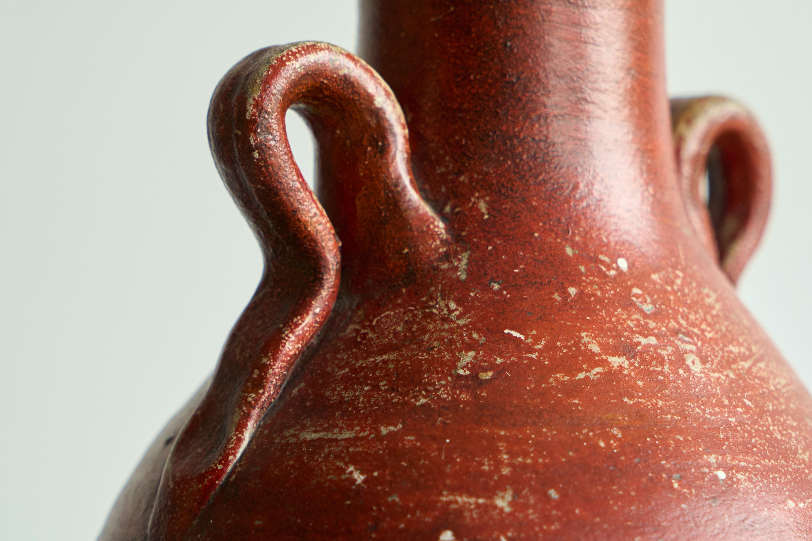 Fait main Vase sculptural en poterie rouge et noire Début du 20e siècle en vente