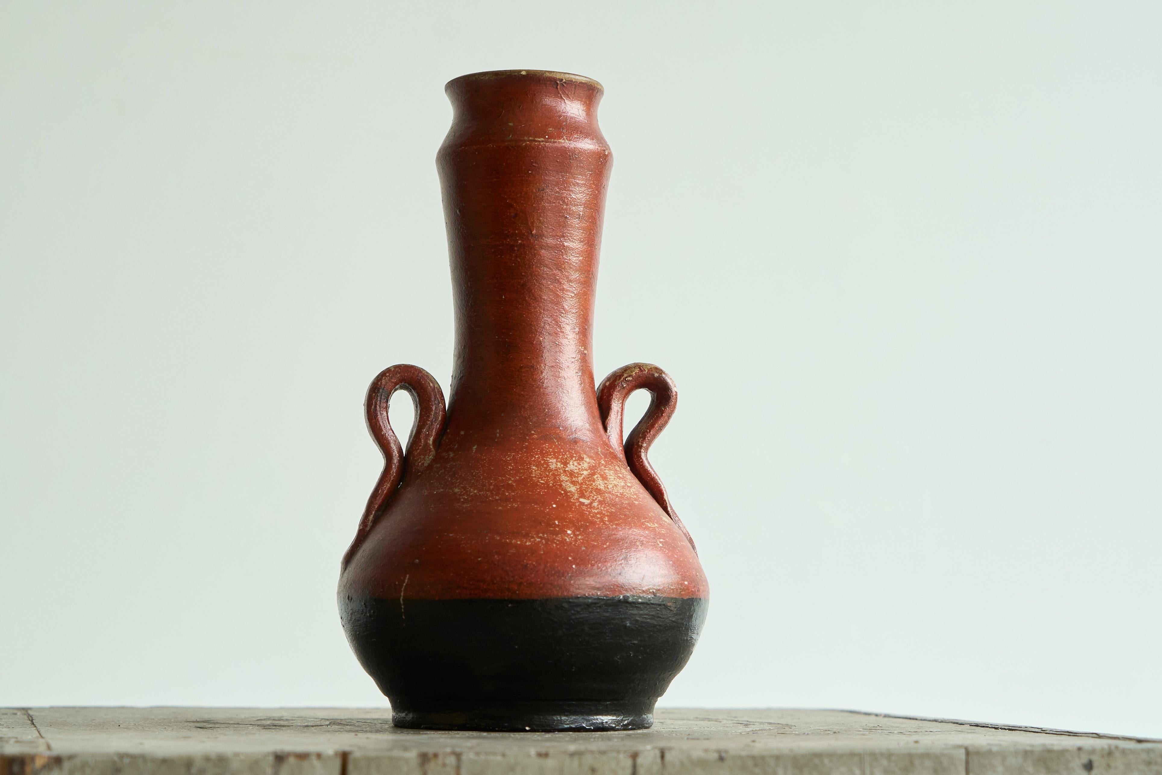 Vase sculptural en poterie rouge et noire Début du 20e siècle Bon état - En vente à Meer, VAN