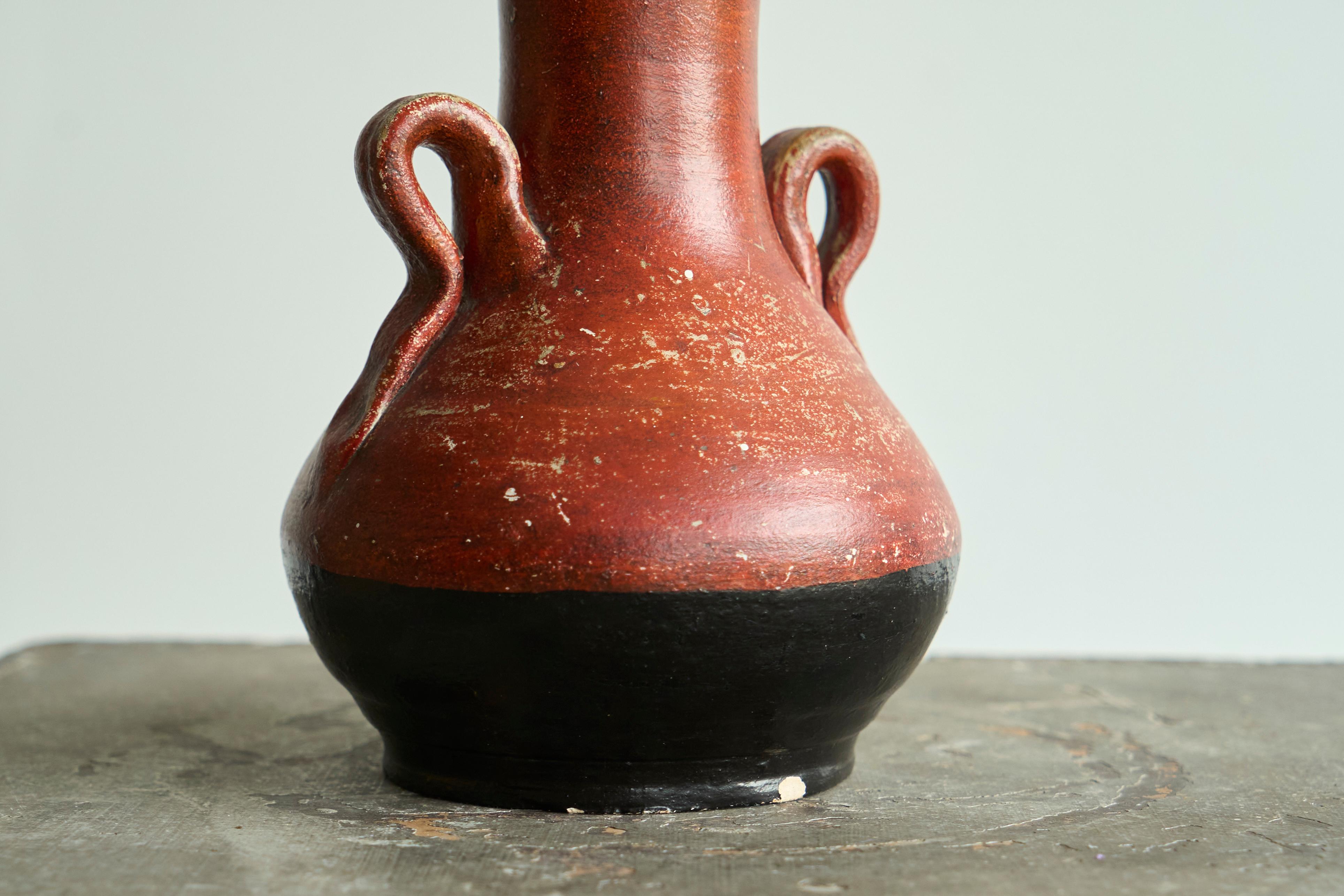 Poteries Vase sculptural en poterie rouge et noire Début du 20e siècle en vente