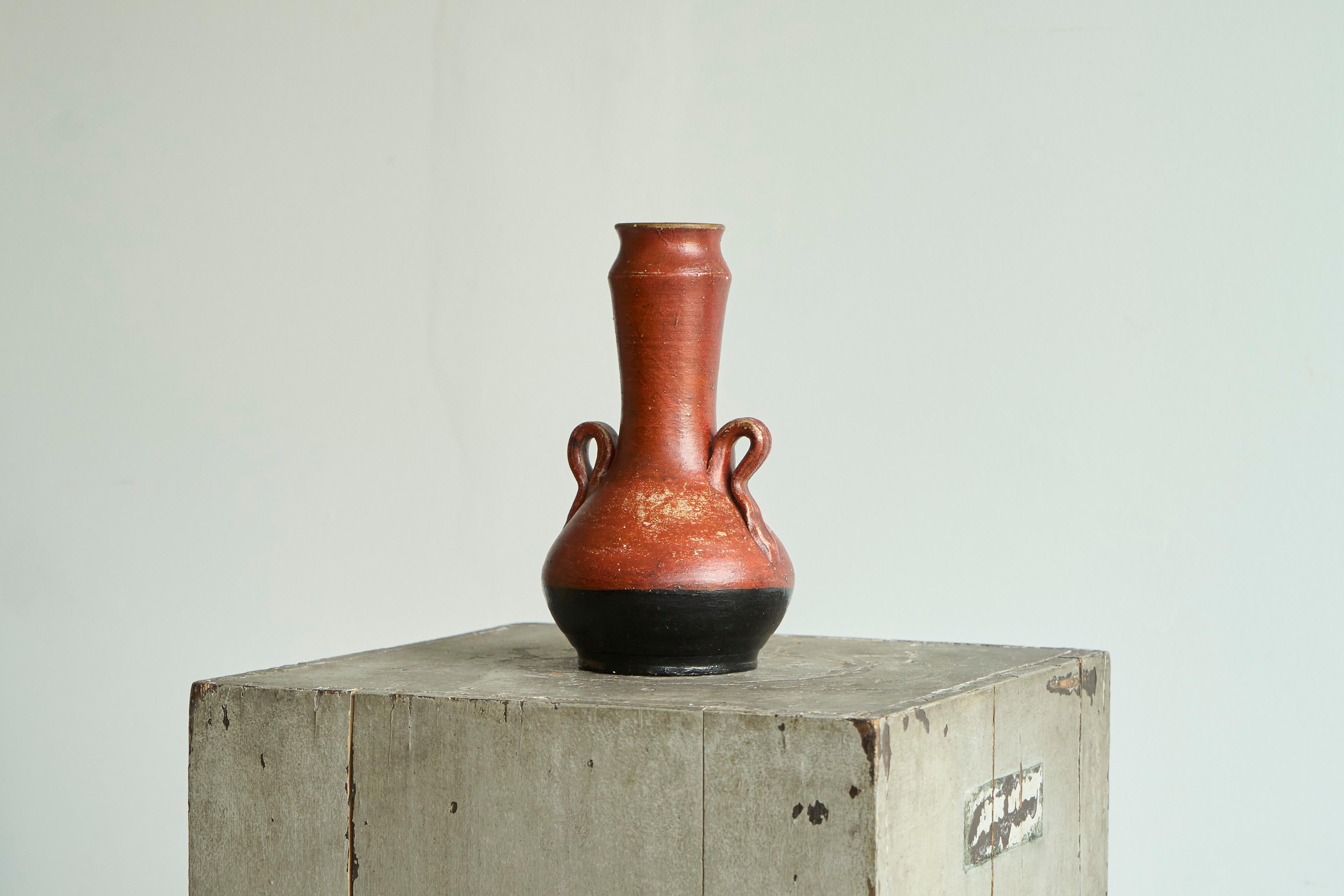 Vase sculptural en poterie rouge et noire Début du 20e siècle en vente 2