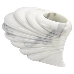 Vaso scultoreo in marmo bianco statuario fatto a mano in Italia Design/One da collezione