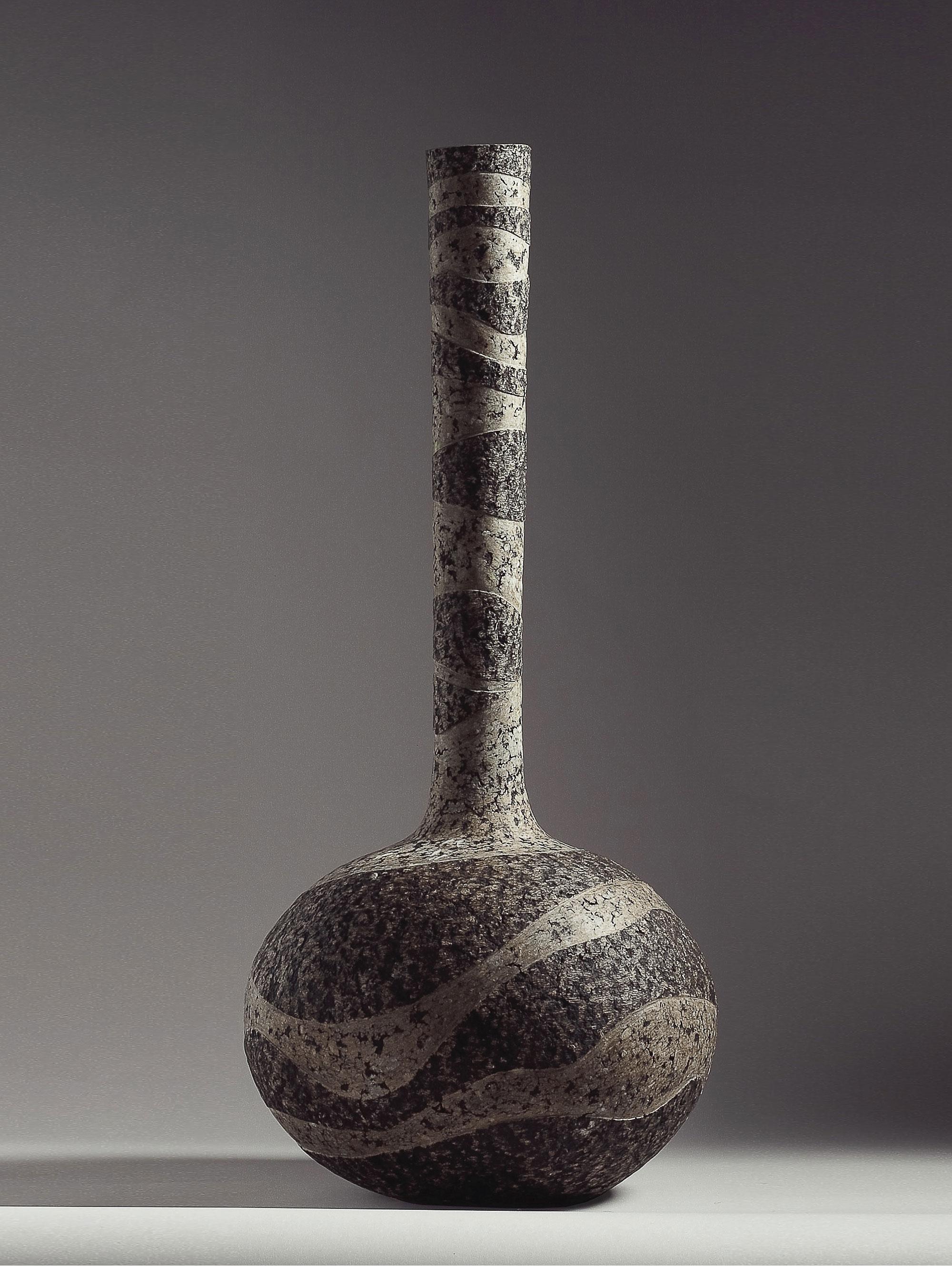 Vaso scultoreo R di Donatas Zukauskas
Un pezzo unico.
Dimensioni: Ø 35 x H. 79 cm.
Materiali: Carta riciclata.

Tutti i prodotti sono fatti a mano e unici, quindi possono differire leggermente dall'immagine della foto. È possibile realizzare