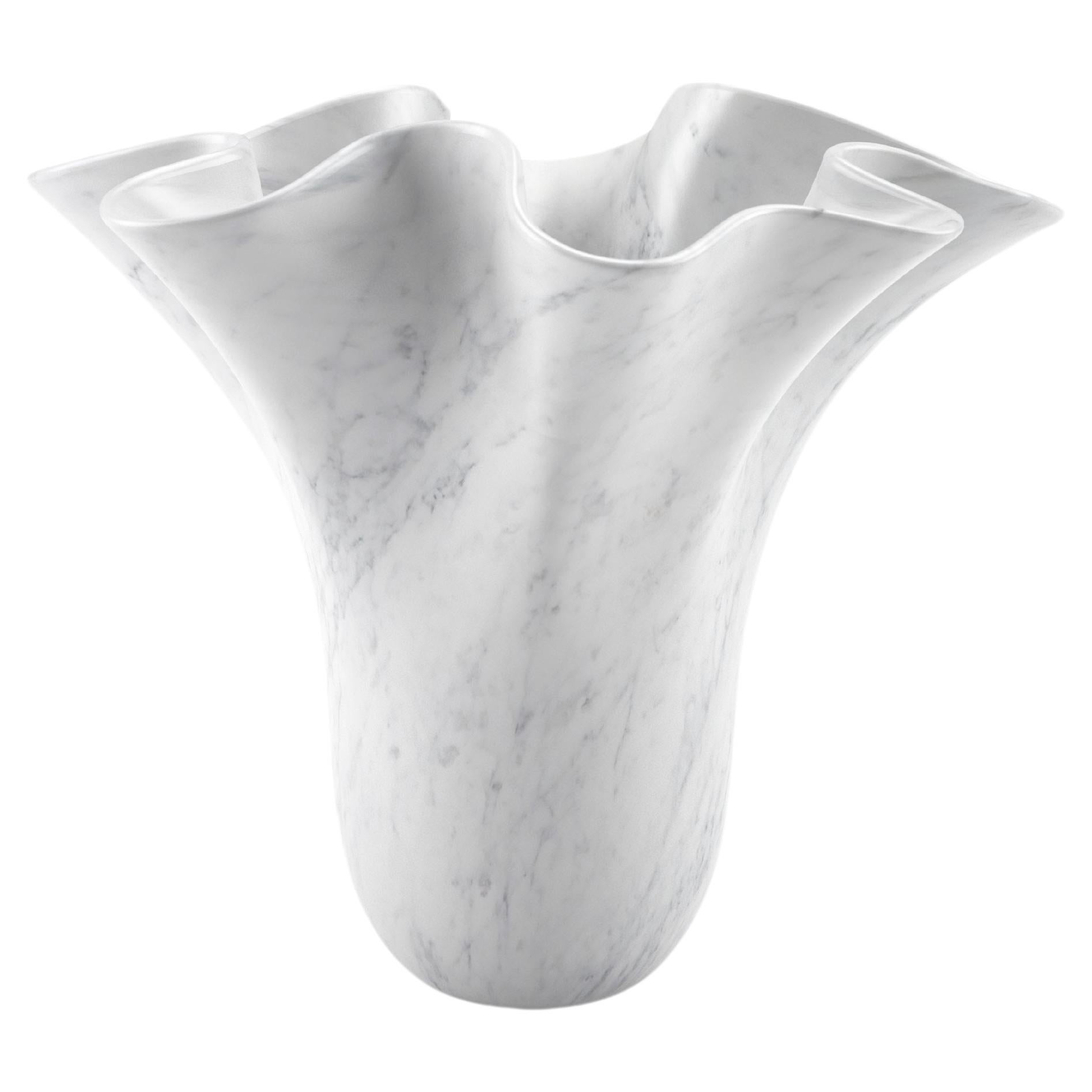 Skulpturale Vase Weißer Carrara Marmor, Blumenform Gefäß, Hand gebogen Italien
