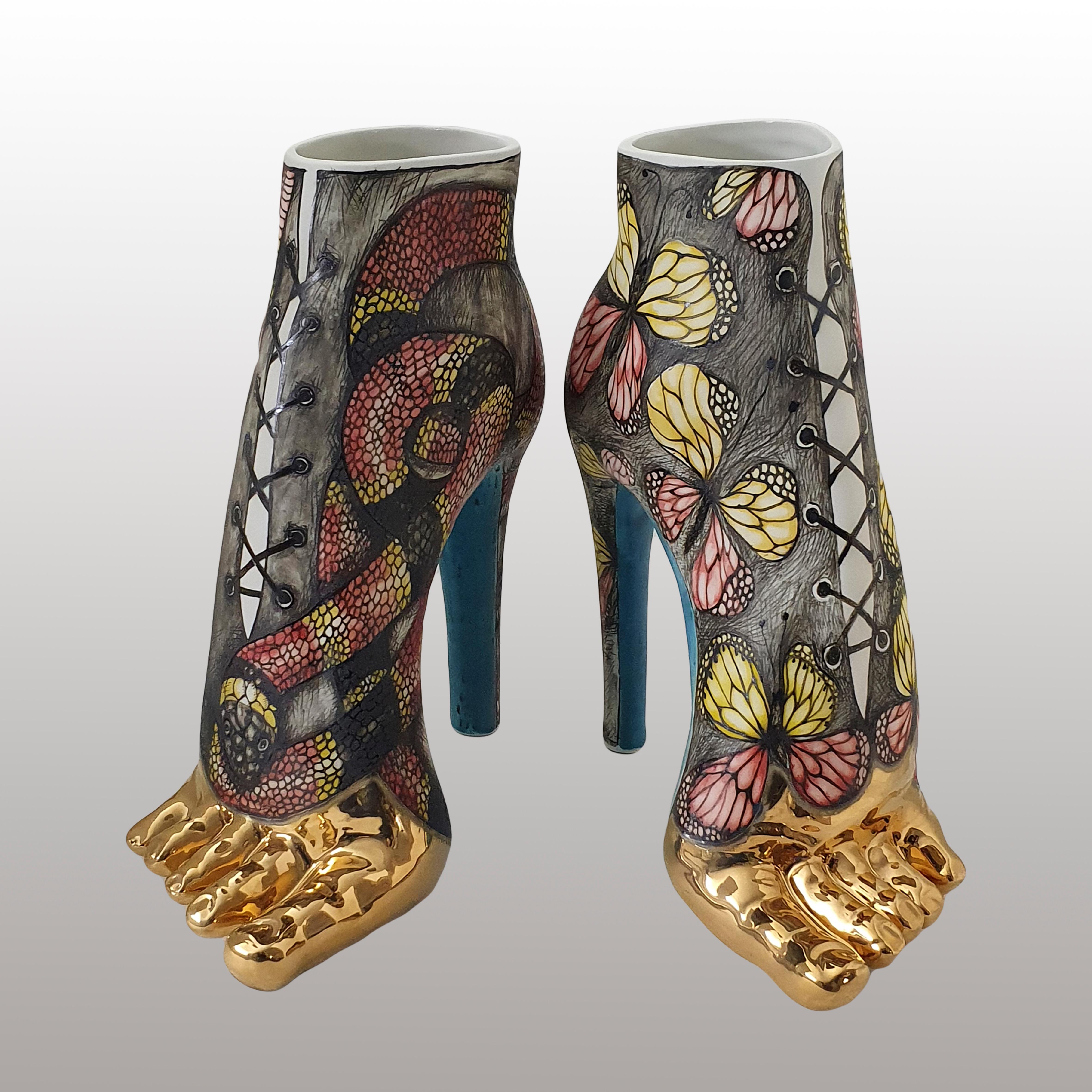 Elica Studio, Phylocallos Sir Pent e Sparspay, 2022, porcellana, ingobbi, oro 24K, ossidi, smalto 21 x 11 x 27 cm h Dipinto a mano 

Elisabetta Bovina (nata in Italia nel 1961) e Carlo Pastore (nato in Italia nel 1965) hanno fondato Elica Studio nel