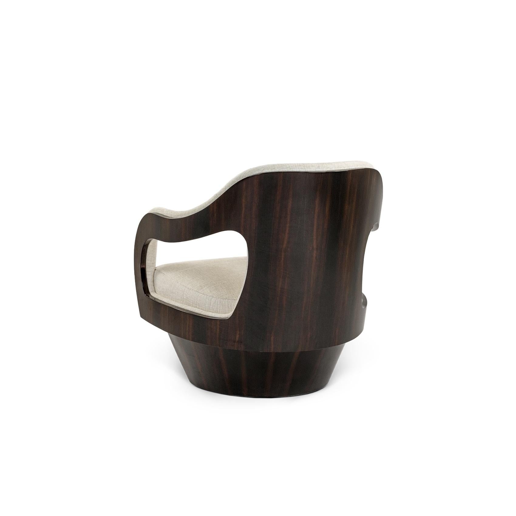 XXIe siècle et contemporain Fauteuil sculptural en velours et structure en bois d'ébène naturel brillant-Jose De Castro en vente