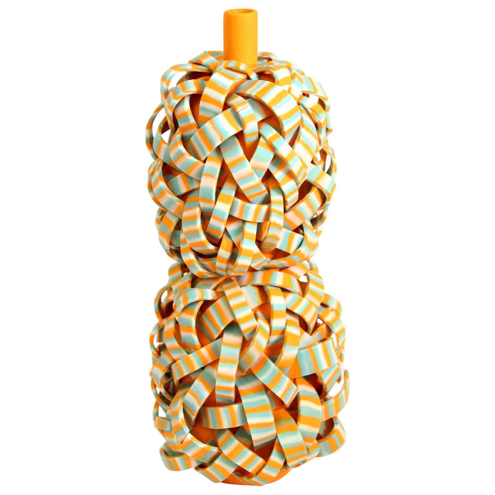 Jarrón de cerámica naranja de Ahryun Lee