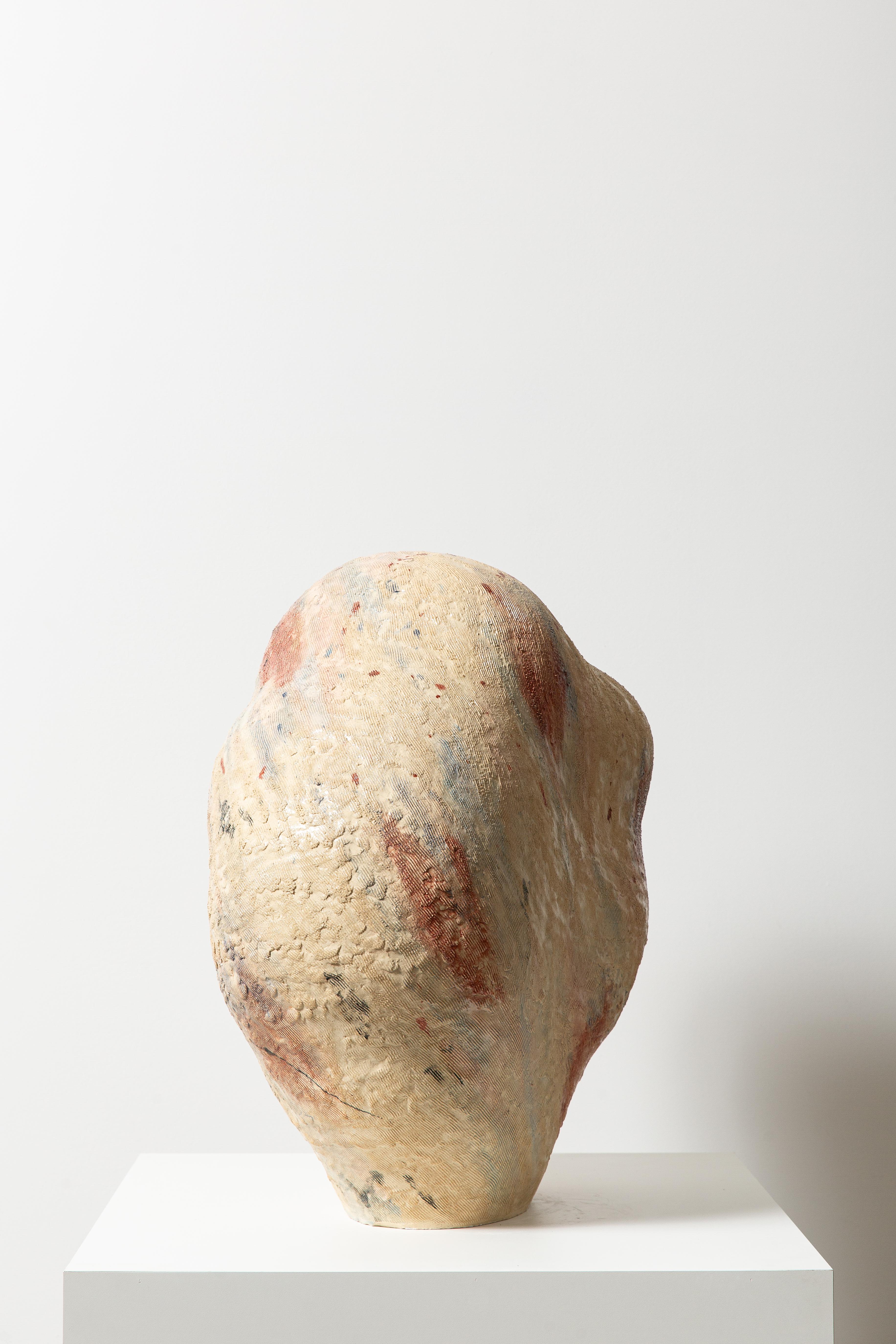 Le forme dei recipienti e dei destinatari di Faus sono di per sé oggetti di libera assimilazione, che nascono attraverso un processo di assemblaggio, piuttosto che da uno studio o uno schizzo precedente, riconoscendo la qualità plastica e le